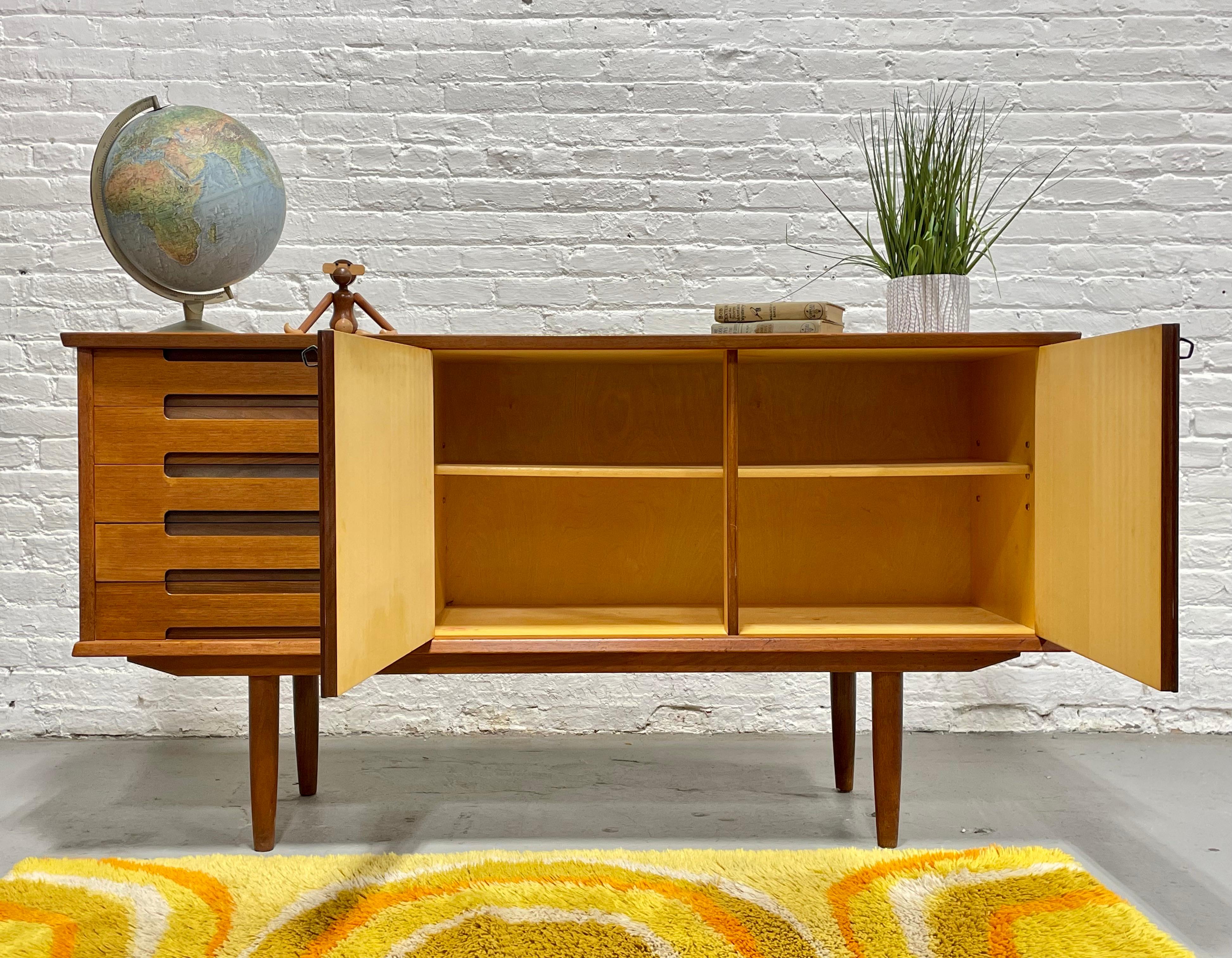 RARE Mid Century Modern Danish Teak CREDENZA / Media Stand, ca. 1960er Jahre (Moderne der Mitte des Jahrhunderts)