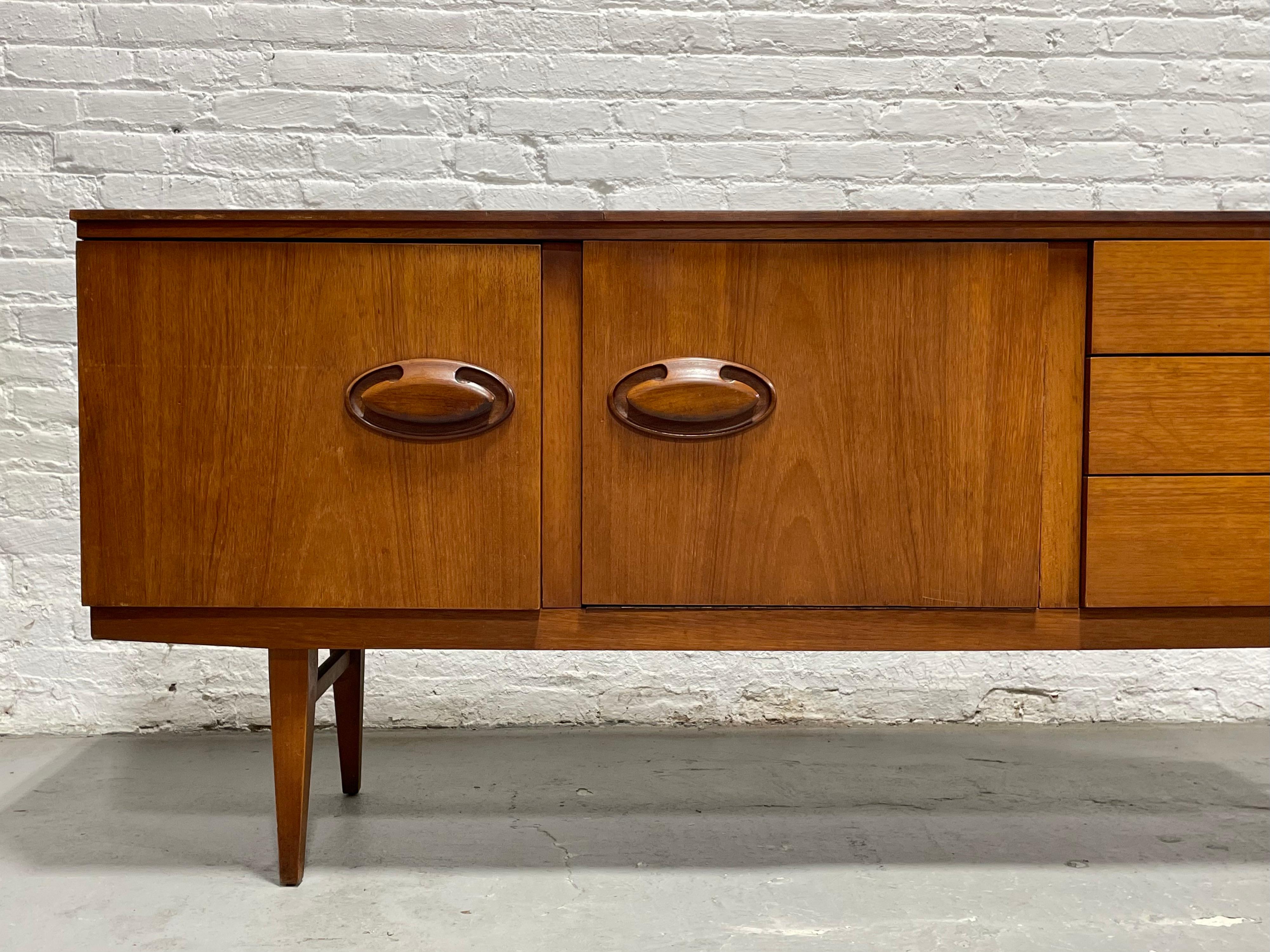 Mid-Century Modern RARE CREDENZA / Media Stand en teck danois moderne du milieu du siècle dernier, c.C. années 1960 en vente