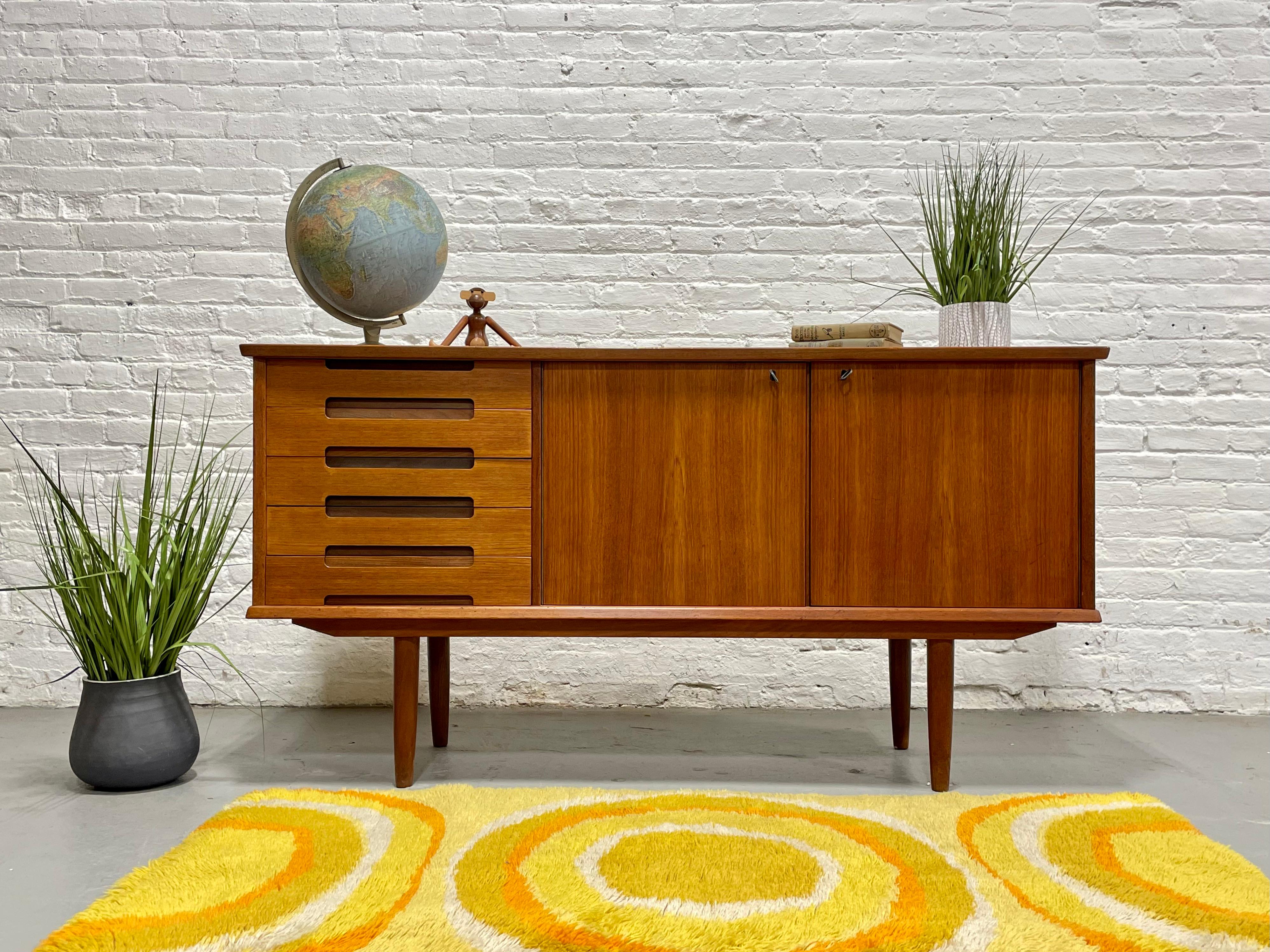 RARE Mid Century Modern Danish Teak CREDENZA / Media Stand, ca. 1960er Jahre im Zustand „Gut“ in Weehawken, NJ
