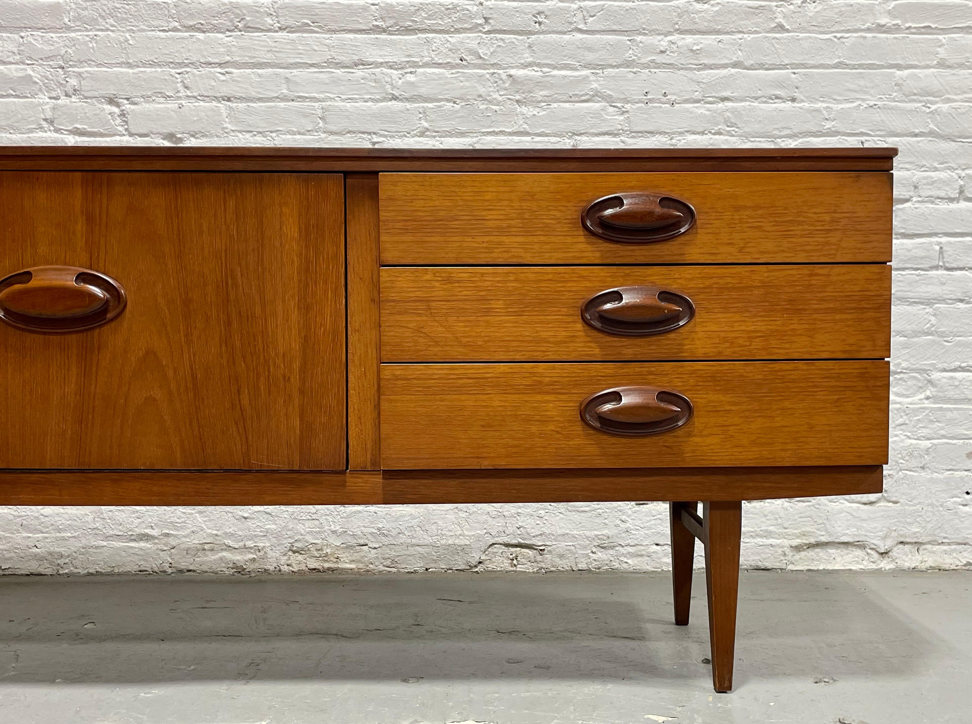 RARE CREDENZA / Media Stand en teck danois moderne du milieu du siècle dernier, c.C. années 1960 Bon état - En vente à Weehawken, NJ