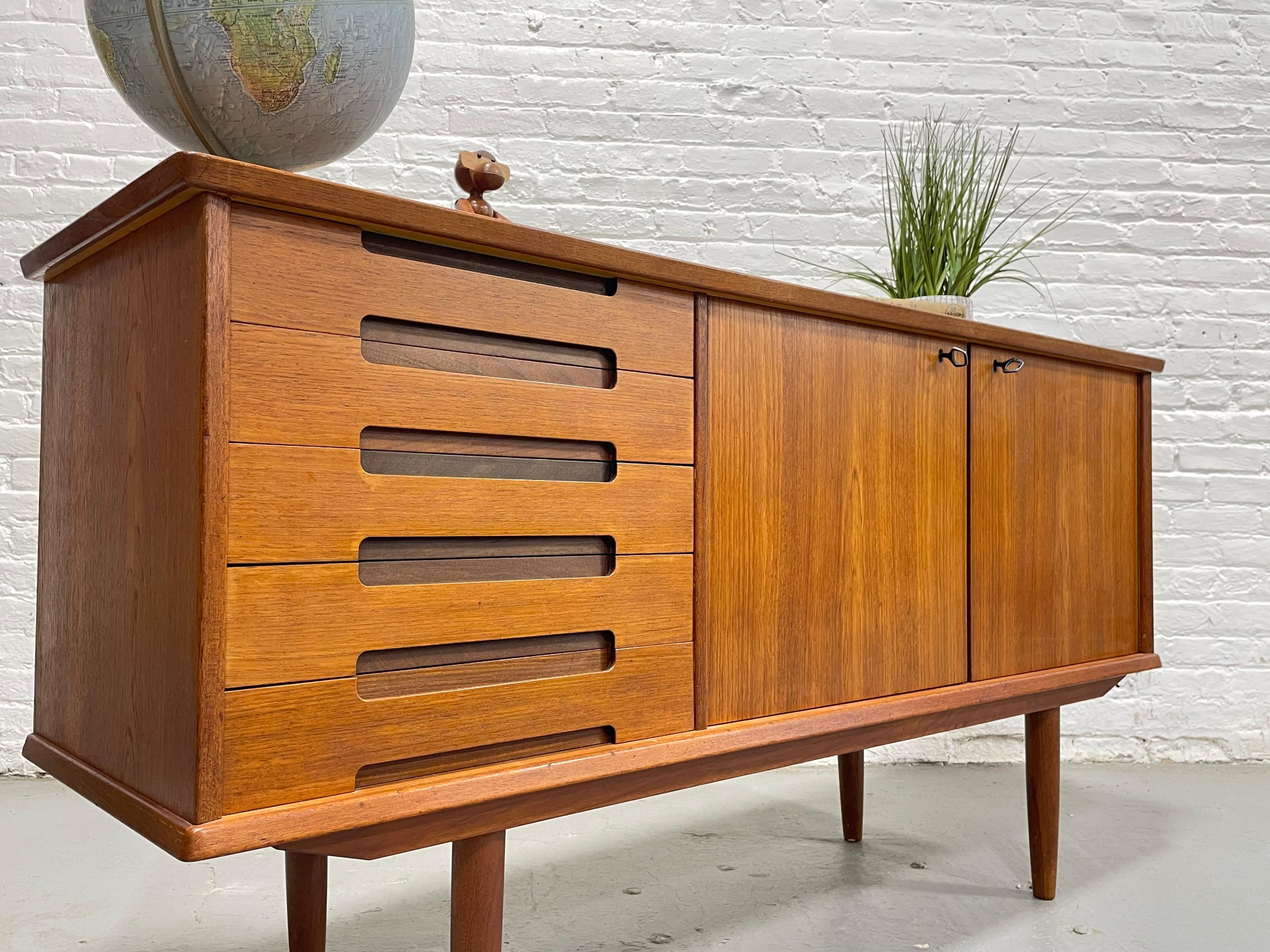 RARE Mid Century Modern Danish Teak CREDENZA / Media Stand, ca. 1960er Jahre (Mitte des 20. Jahrhunderts)