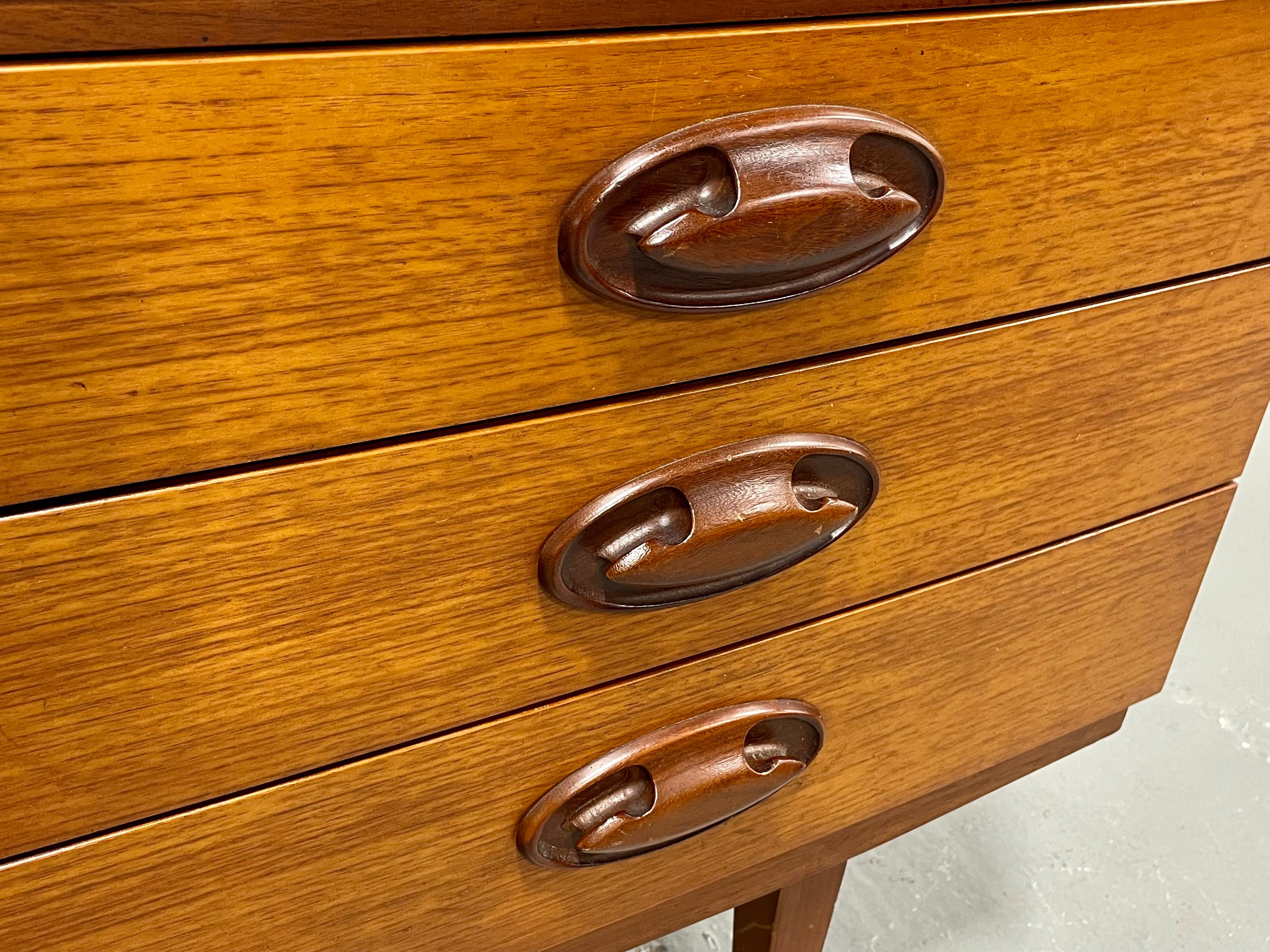 Milieu du XXe siècle RARE CREDENZA / Media Stand en teck danois moderne du milieu du siècle dernier, c.C. années 1960 en vente