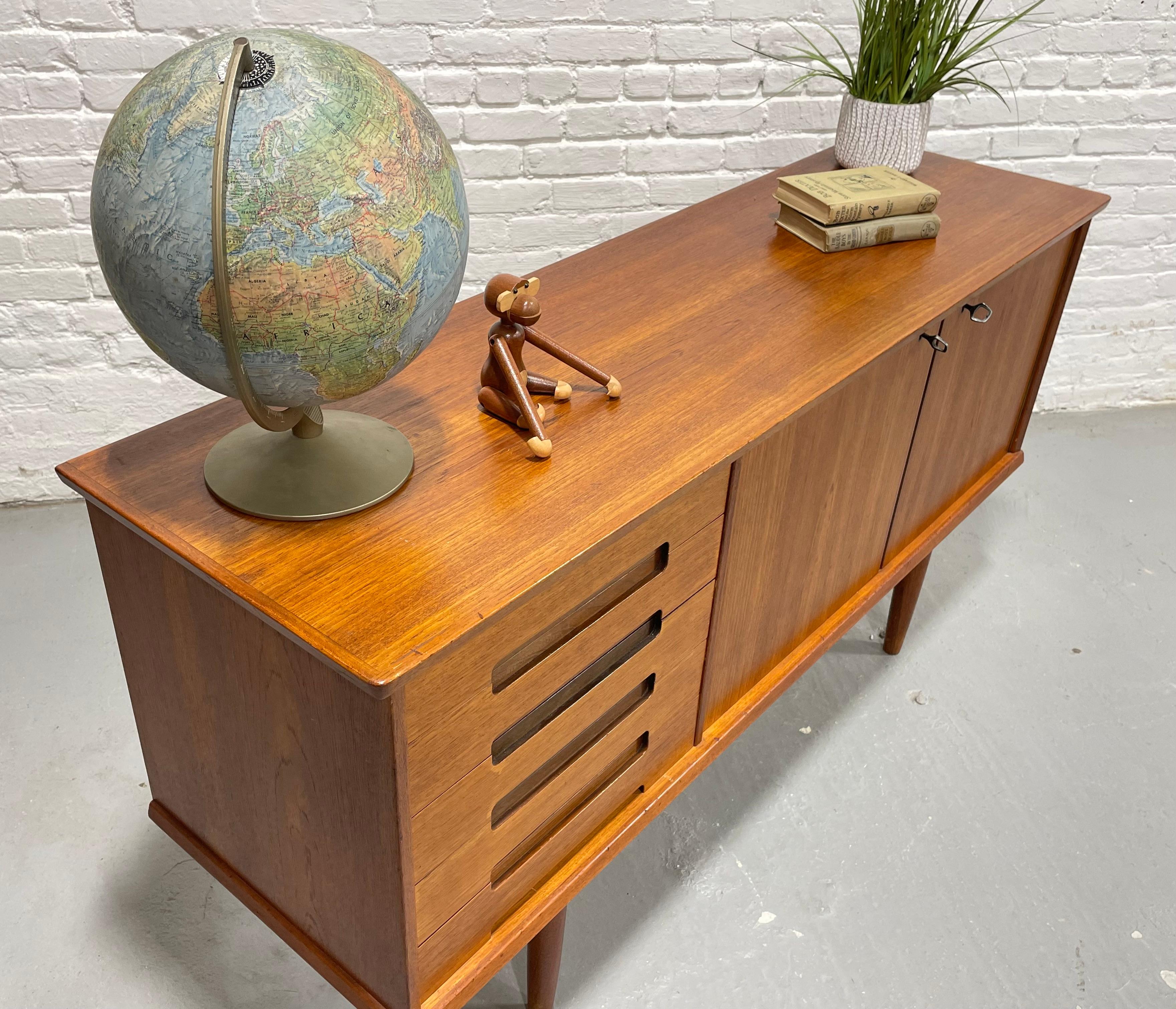 RARE Mid Century Modern Danish Teak CREDENZA / Media Stand, ca. 1960er Jahre (Teakholz)