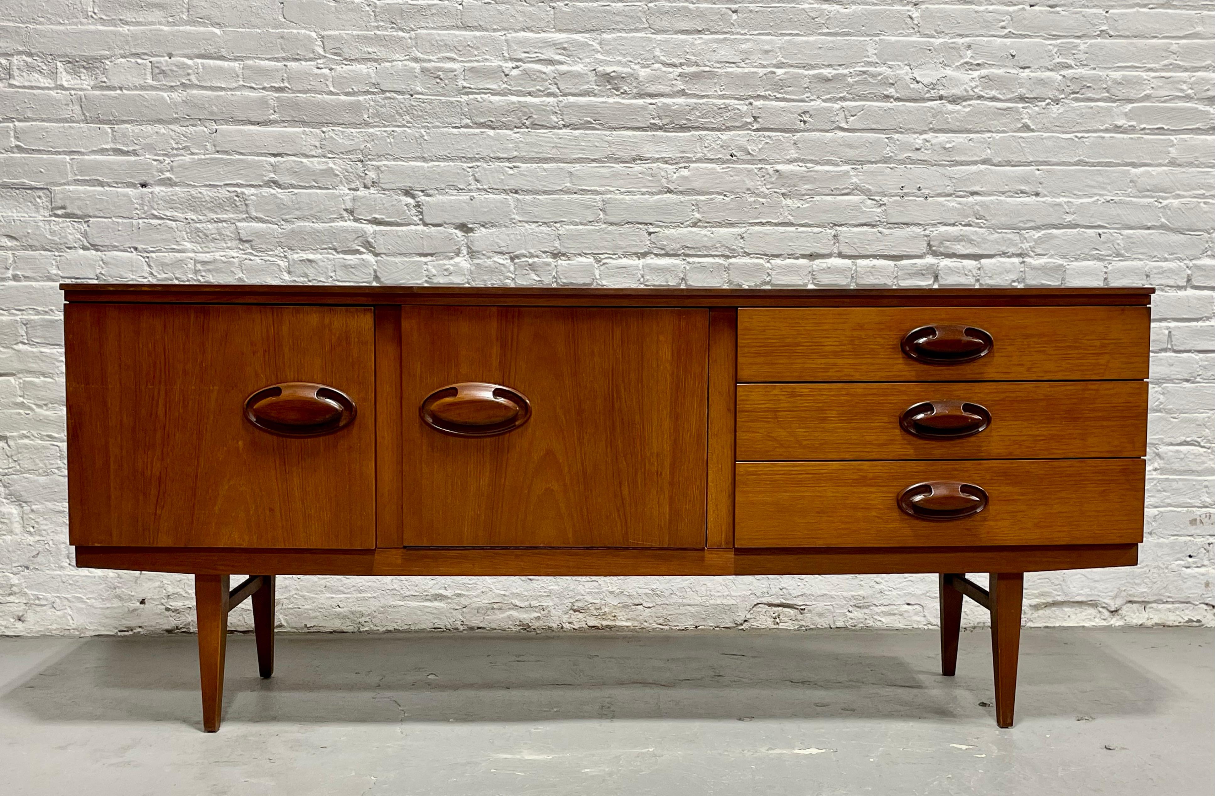 Teck RARE CREDENZA / Media Stand en teck danois moderne du milieu du siècle dernier, c.C. années 1960 en vente