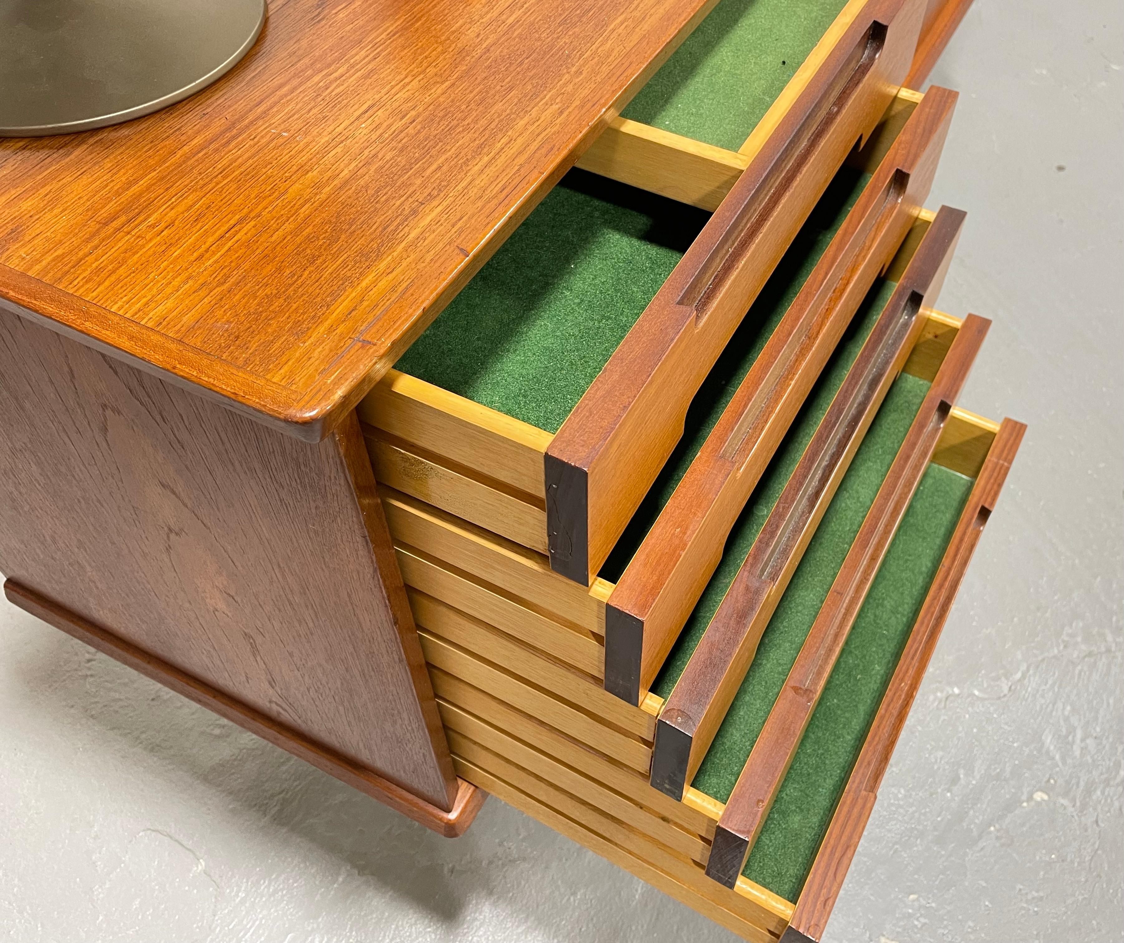 RARE Mid Century Modern Danish Teak CREDENZA / Media Stand, ca. 1960er Jahre 1