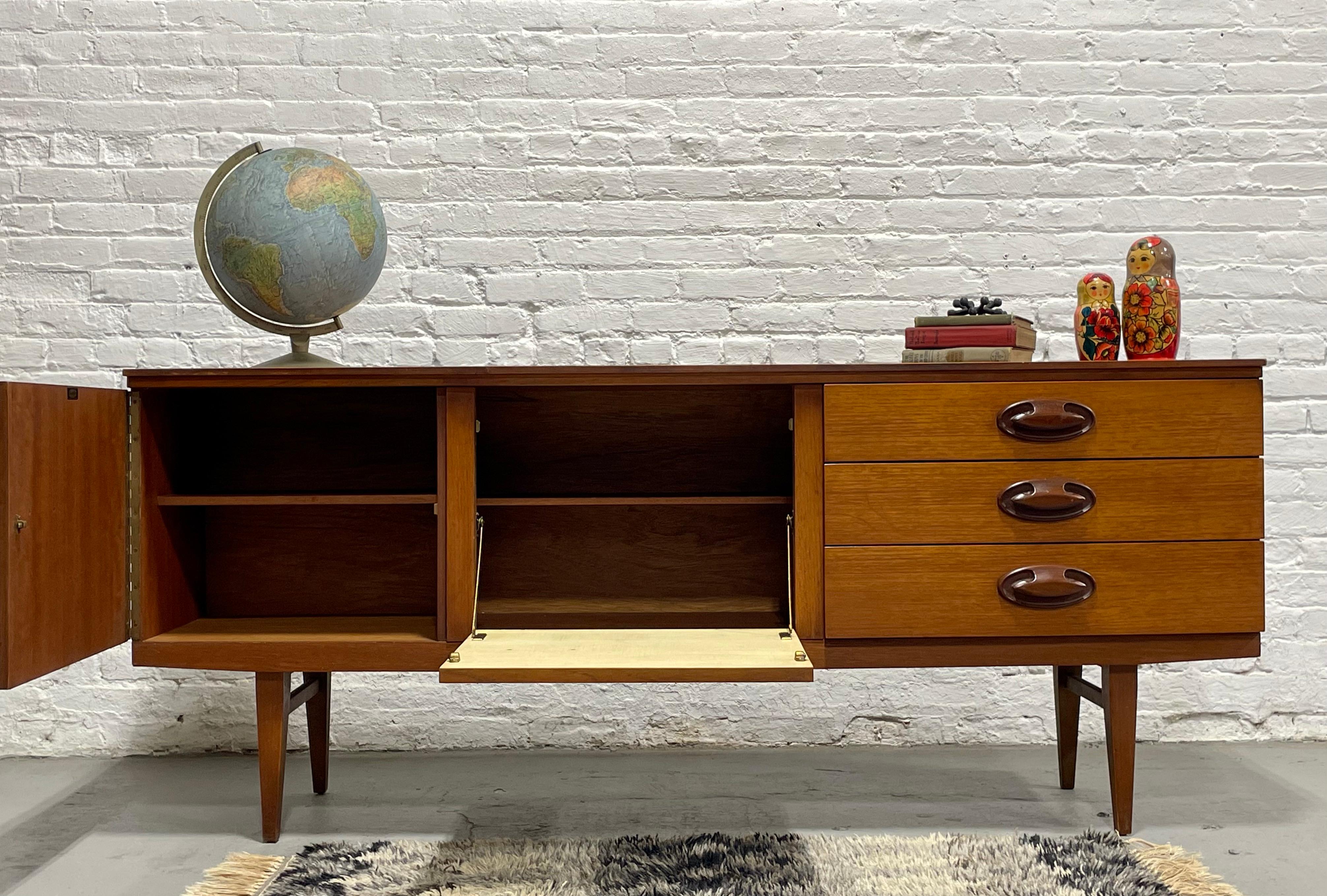 RARE CREDENZA / Media Stand en teck danois moderne du milieu du siècle dernier, c.C. années 1960 en vente 1