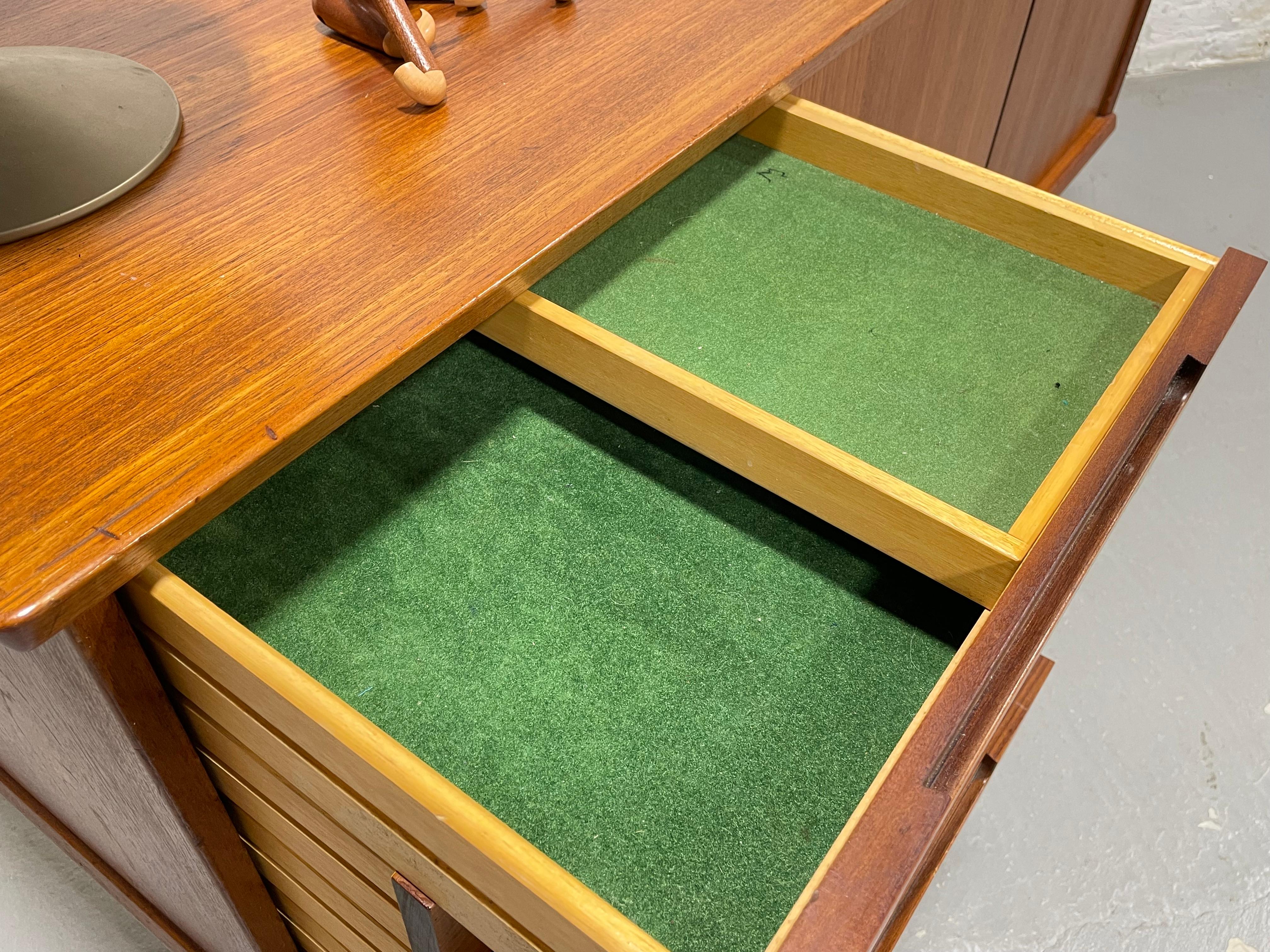 RARE Mid Century Modern Danish Teak CREDENZA / Media Stand, ca. 1960er Jahre 2