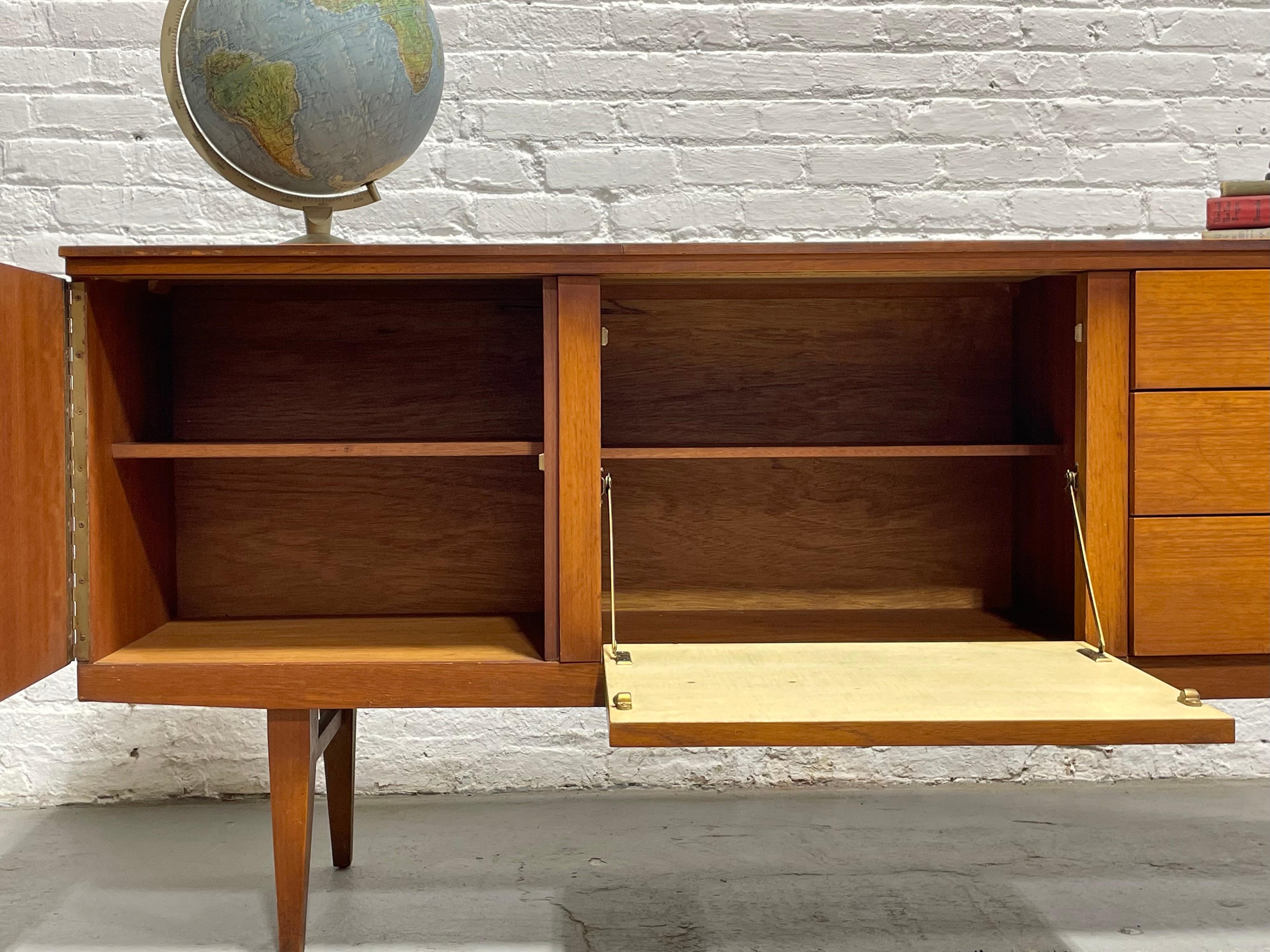 RARE CREDENZA / Media Stand en teck danois moderne du milieu du siècle dernier, c.C. années 1960 en vente 2