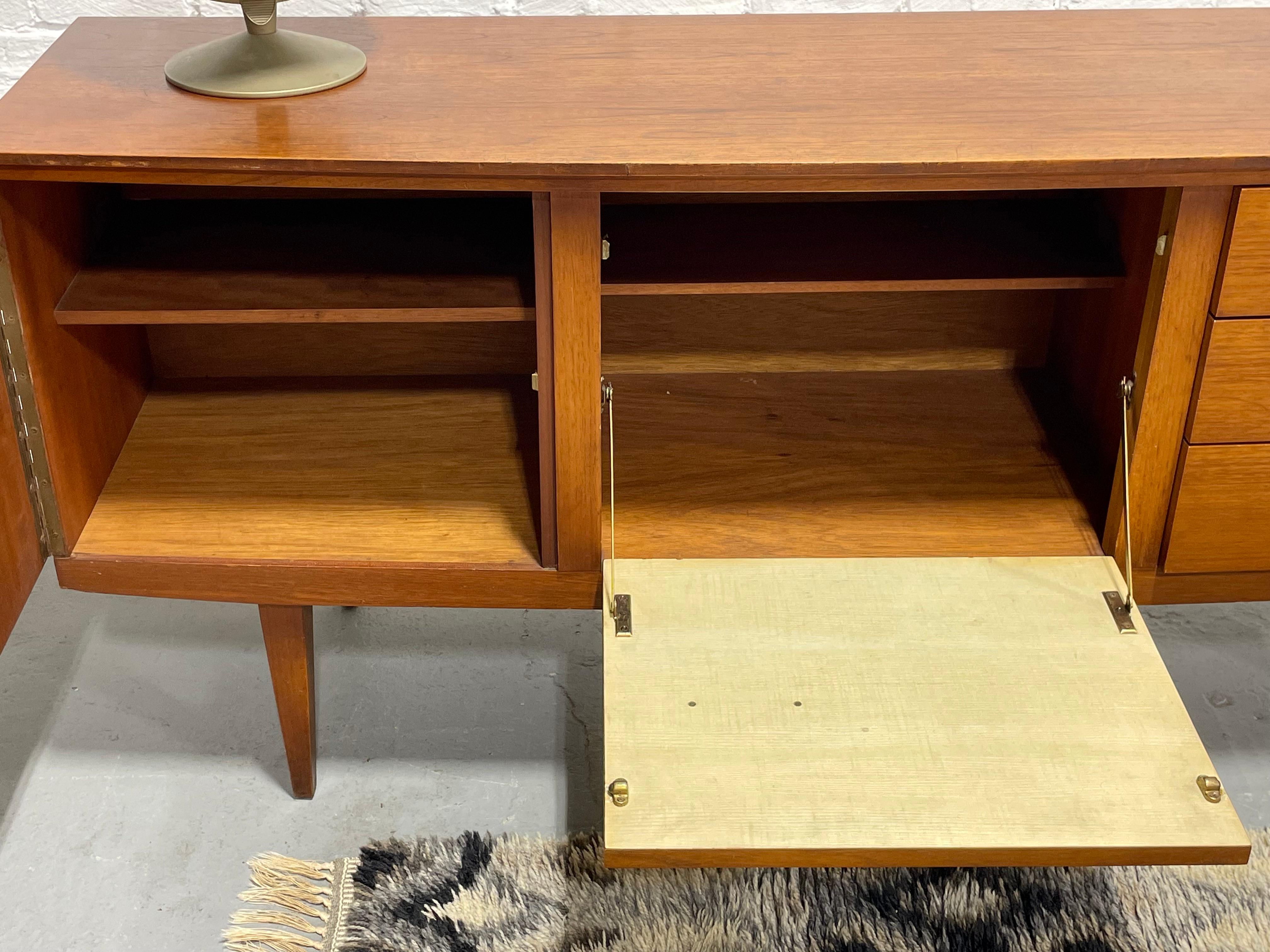 RARE CREDENZA / Media Stand en teck danois moderne du milieu du siècle dernier, c.C. années 1960 en vente 3