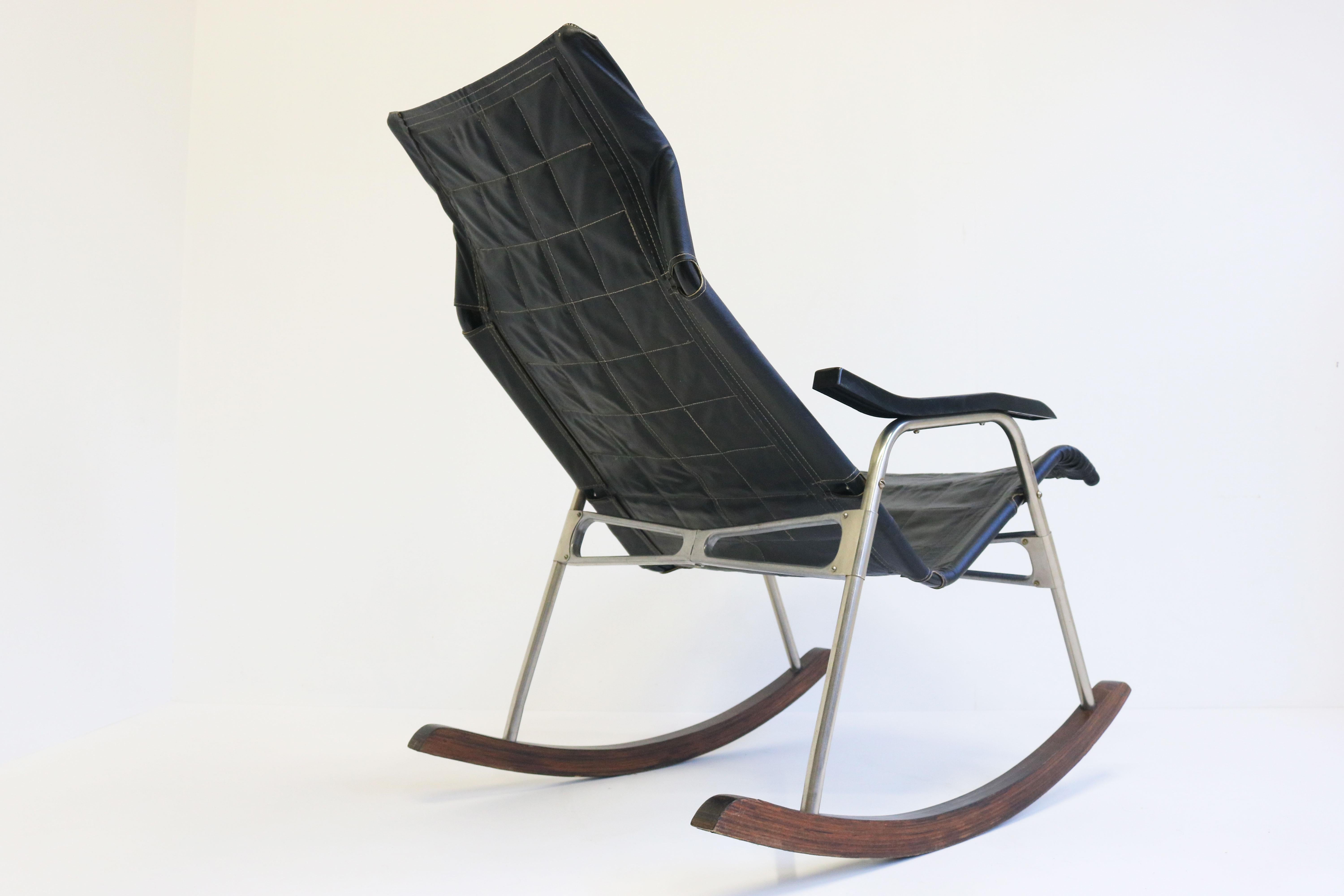 Wir stellen ein atemberaubendes und ikonisches Möbelstück aus der Mitte des Jahrhunderts vor: diesen schwarzen Lederschaukelstuhl von Takeshi Nii, der 1960 in Japan entworfen wurde.
Dieser schlanke und elegante Schaukelstuhl aus schwarzem Leder und