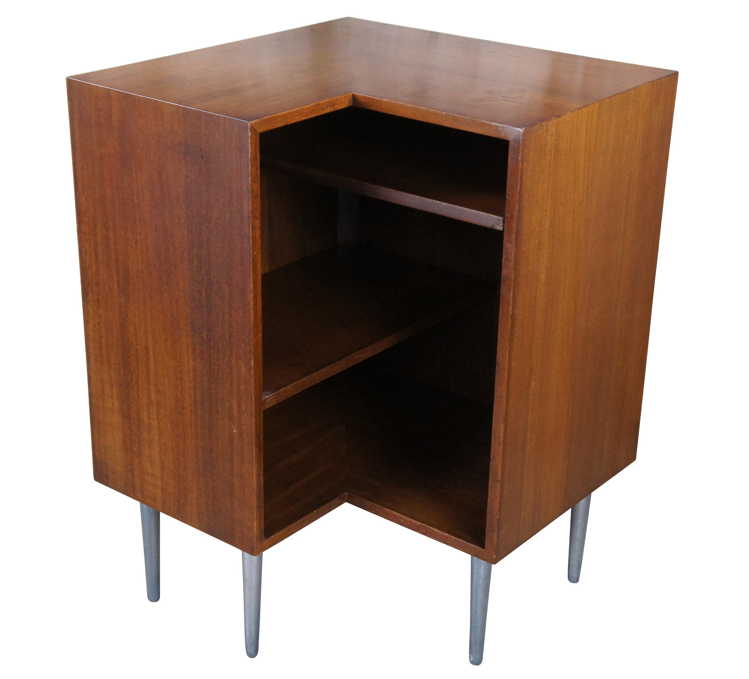 Mid century modern Edward Wormley for Dunbar Furniture Eckregal Plattenkonsole.  Aus Nussbaumholz in modularer, kubistischer L-Form mit fünf spitz zulaufenden Metallbeinen.

Dunbar Furniture wurde 1910 gegründet und hat sich einen guten Ruf als