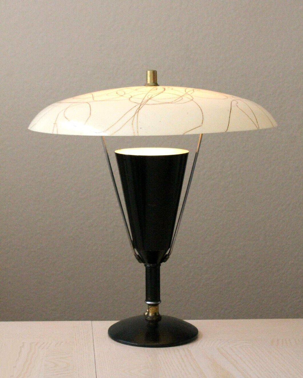 Mid-Century Modern Rare lampe de bureau en FIBERGLASS REFLECTOR de la modernité du milieu du siècle dernier ! BILL LAM STUDIO années 1950 en vente