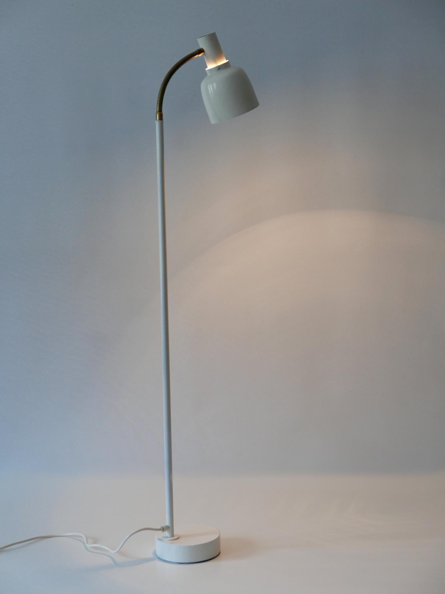 Rare and elegant Mid-Century Modern floor lamp or reading light with adjustable diffuser. Designed by Hans-Agne Jakobsson for AB Markaryd, Sweden, 1960s.

Executed in brass, white enameled aluminium and metal, the lamp needs 1 x E27 Edison screw