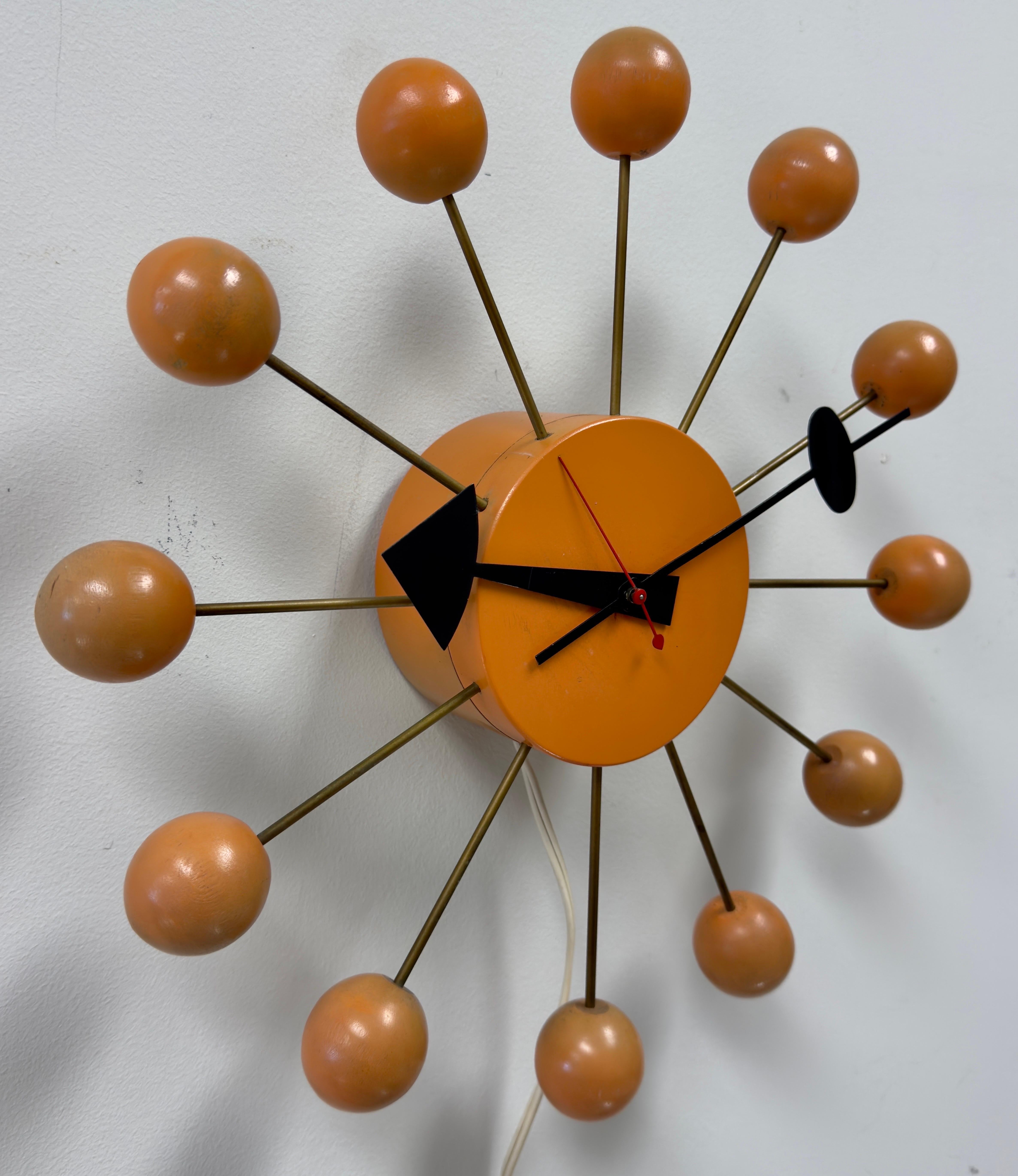 Mid-Century moderno Raro orologio a sfera arancione della metà del secolo scorso George Nelson Model 4755 in vendita