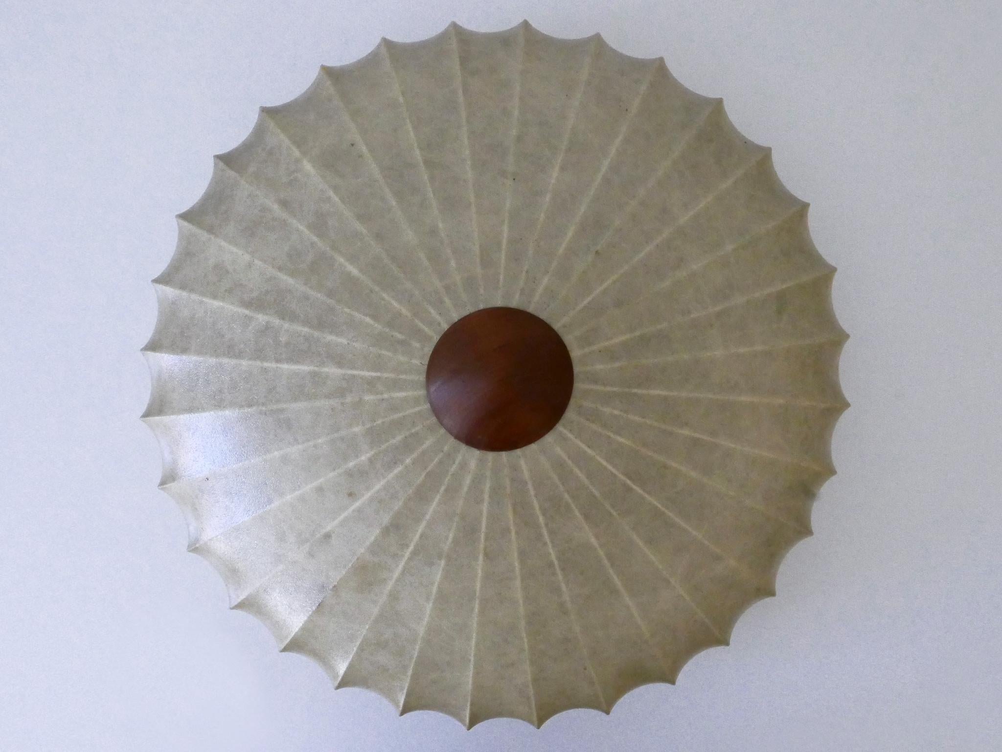 Rara, grande, elegante e altamente decorativa lampada da soffitto o applique a bozzolo di Modern-Decor del secolo scorso. Progettato e prodotto probabilmente da Goldkant, Germania, anni '60.

Realizzata in lattice spruzzato, metallo e legno di teak,
