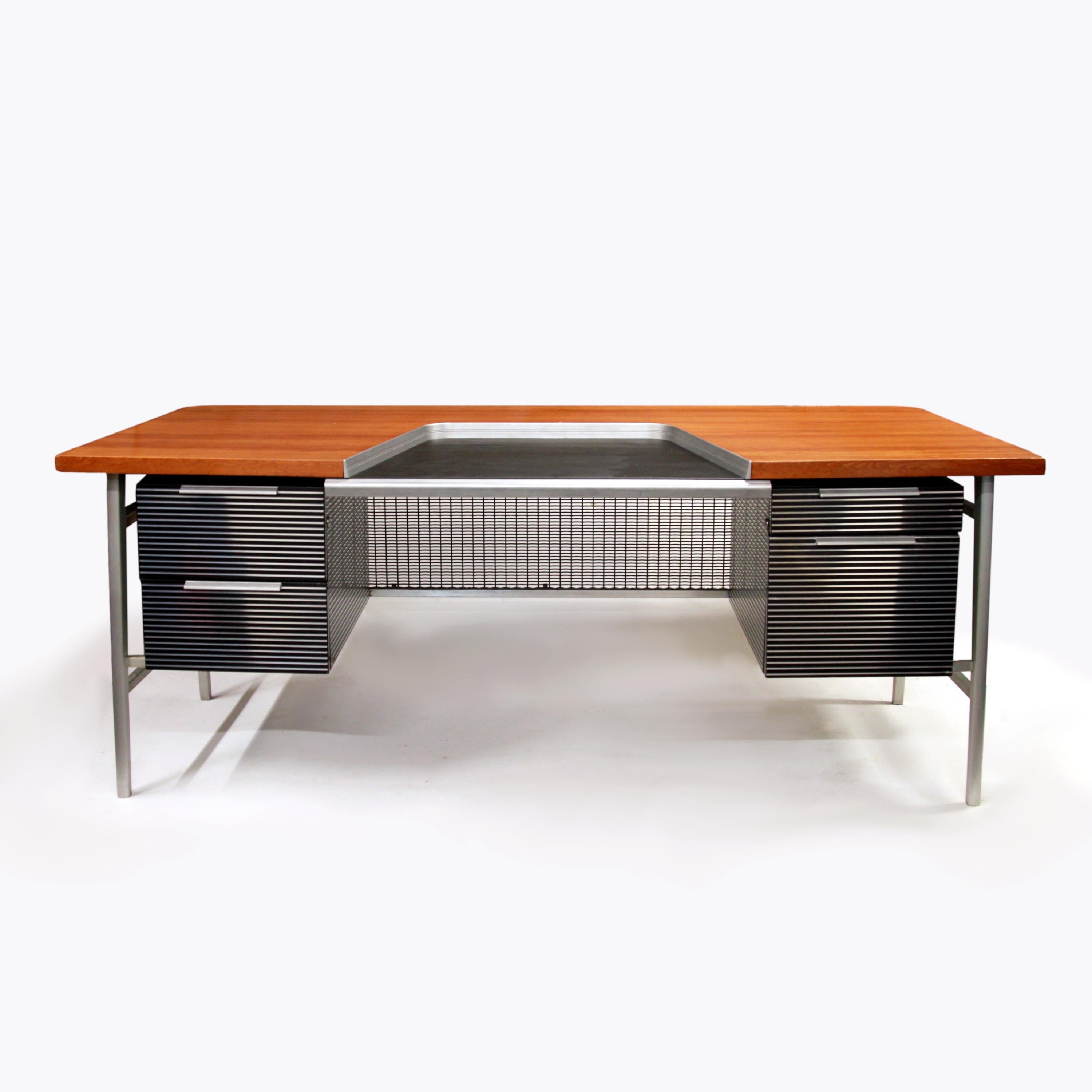 American Rare Mid Century Modern Italic Executive Desk by Gordon Bunshaft for GF Studios For Sale