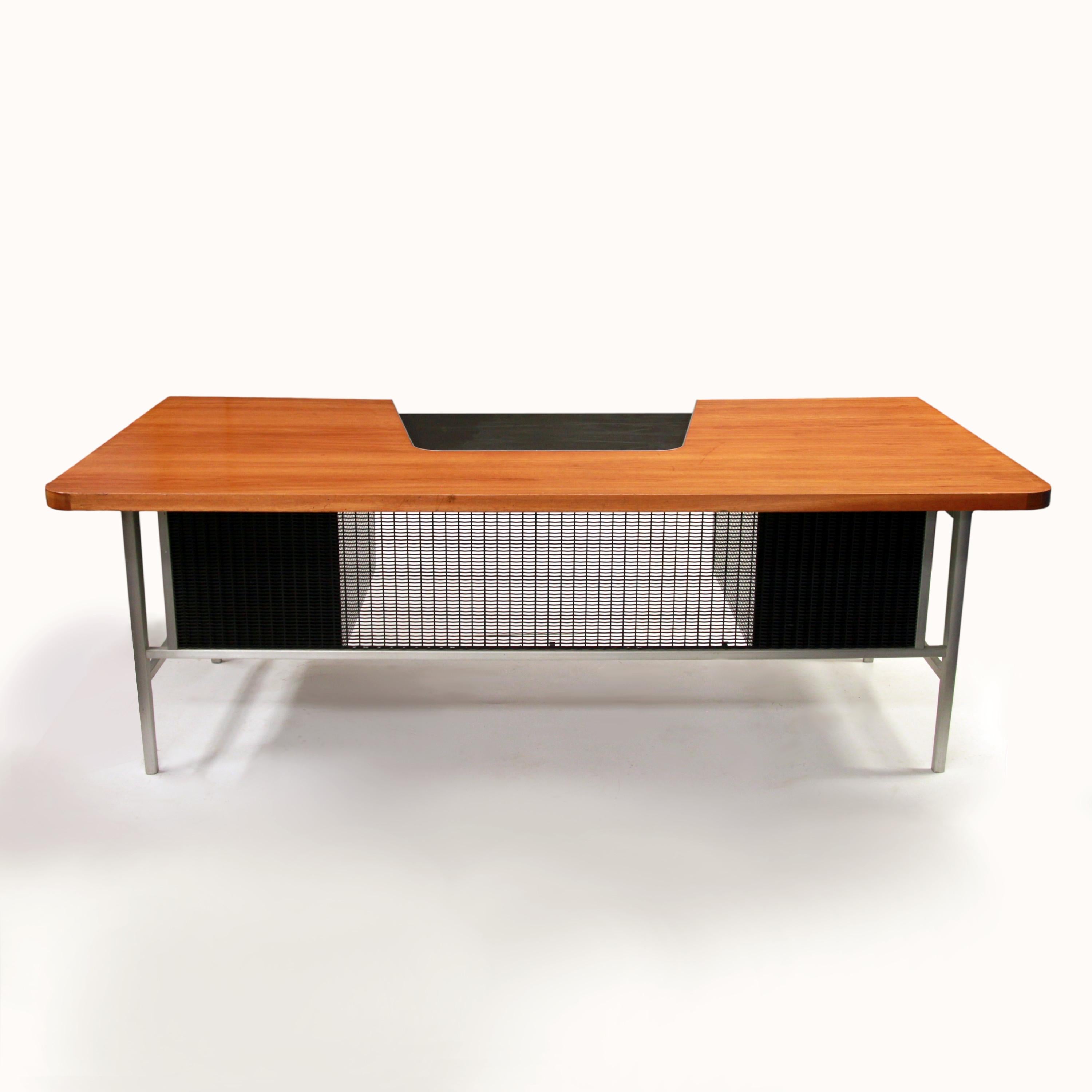 Mid-20th Century Rare Mid Century Modern Italic Executive Desk by Gordon Bunshaft for GF Studios For Sale