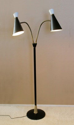Rare lampadaire majestueux moderne du milieu du siècle dernier Iron Atomic 1950s Dual Cone Shades (Abat-jour à double cône)