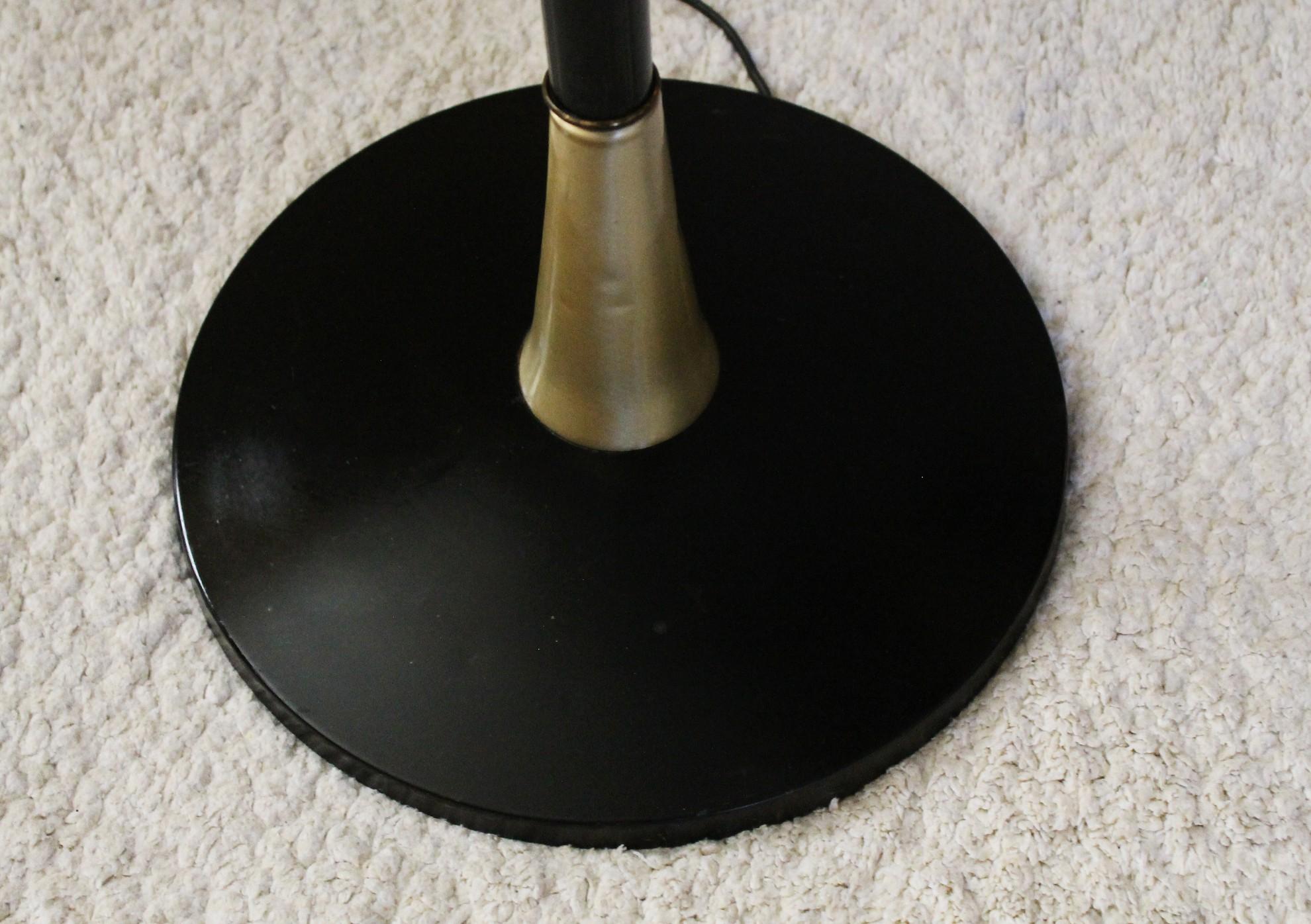 Rare Mid Century Modern Majestic Floor Lamp. Iron Atomic 1950s Dual Cone Shades In Good Condition For Sale In Peoria, AZ