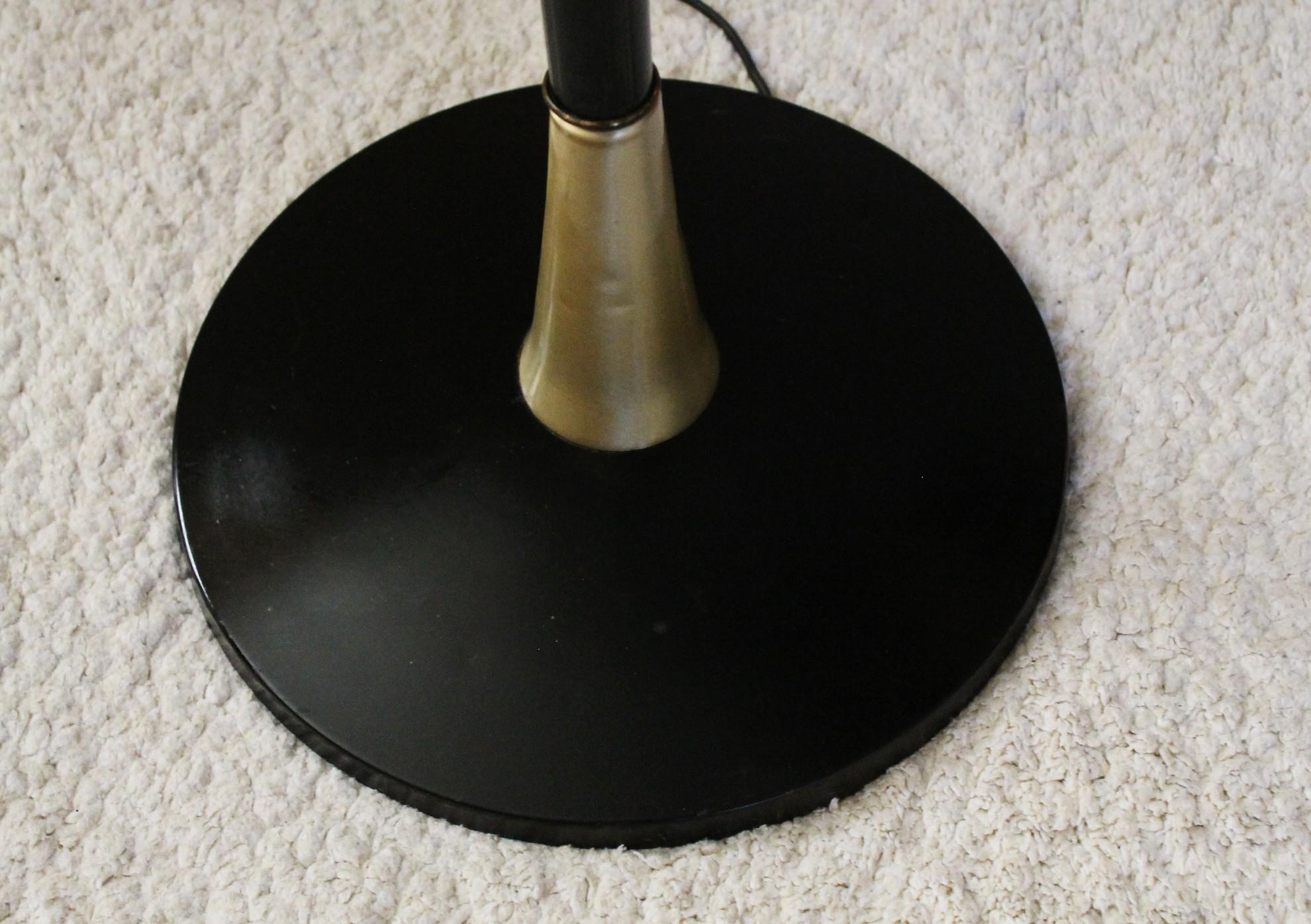 Rare Mid Century Modern Majestic Floor Lamp. Iron Atomic 1950s Dual Cone Shades In Good Condition In Peoria, AZ