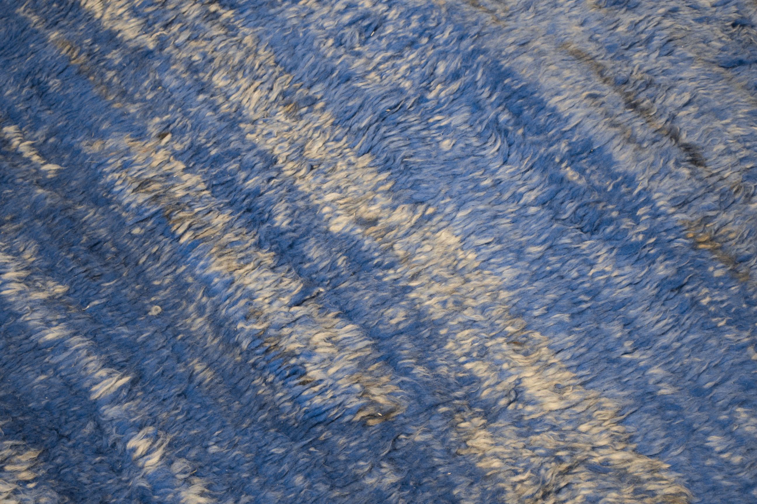 Seltene Mid-Century Modern Monochrome Indigo Blau Marokkanische Berber Beni Mguild Teppich im Zustand „Hervorragend“ im Angebot in Milan, IT
