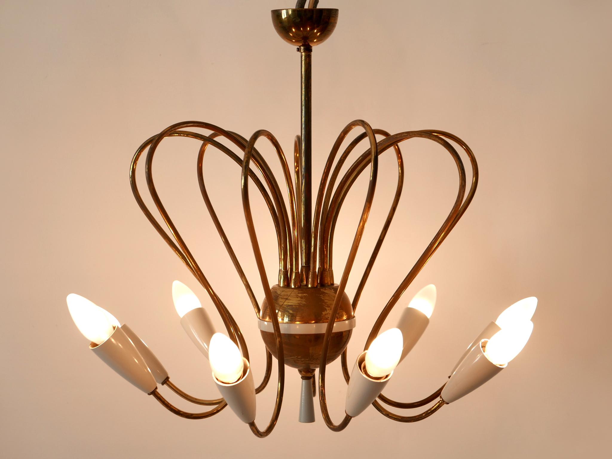 Lampe suspendue ou lustre Sputnik Modern-Decor à neuf flammes, extrêmement rare, belle et très décorative. Conçue et fabriquée en Allemagne, dans les années 1950.

Réalisée en tube et feuille de laiton, la lampe suspendue / lustre est livrée avec