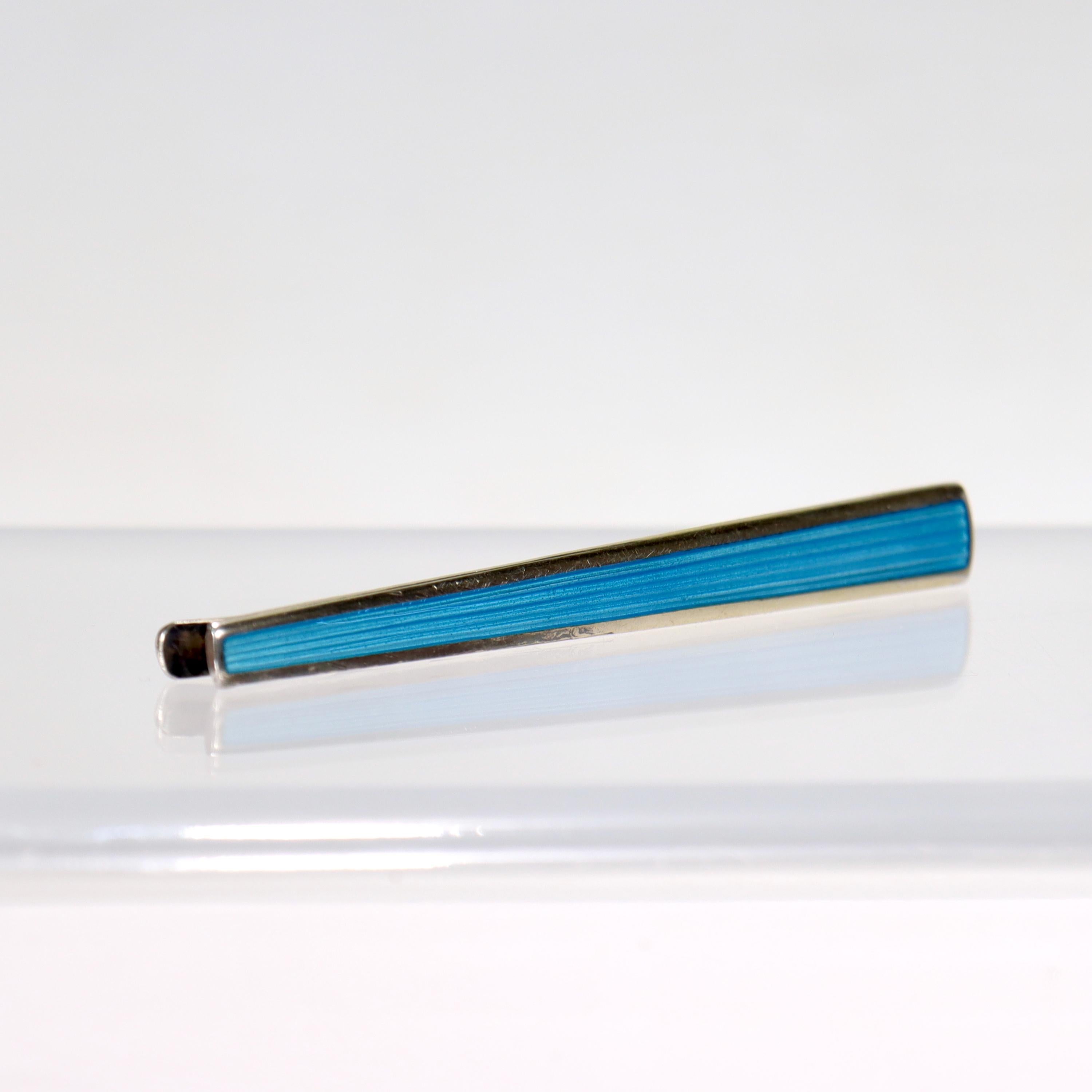 A very fine vintage Norwegian tie bar.

In 830 silver with blue guilloche enamel.

Simply a lovely Mid-Century modern tie bar!

Date:
Mid-20th Century

Overall Condition:
It is in overall good, as-pictured, used estate condition with some fine &