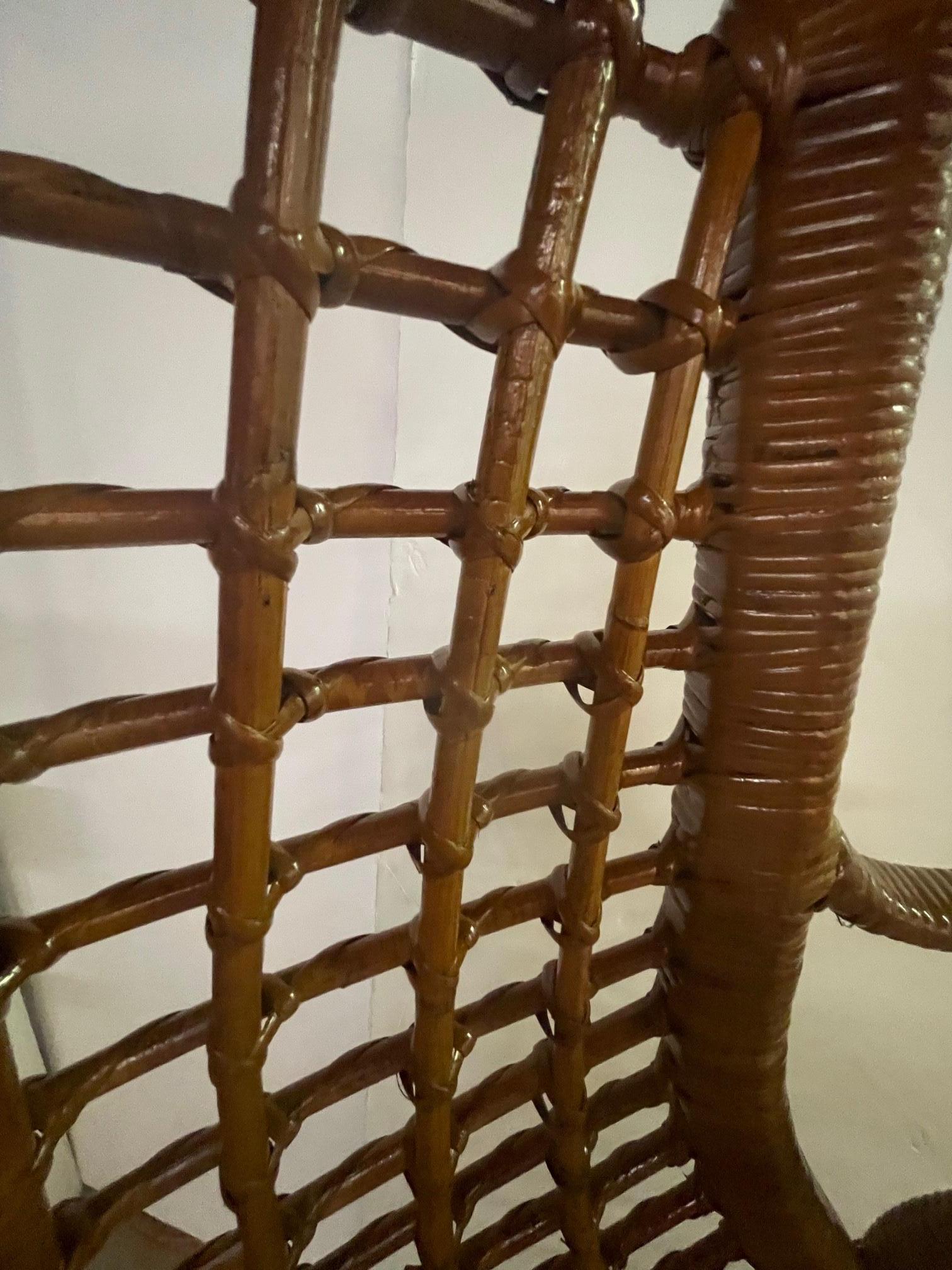 Raro loveseat colgante moderno de ratán de 2 plazas de mediados de siglo 9