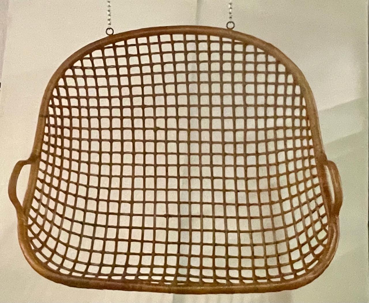 Rare Mid Century Modern Rattan 2 Seater Hanging Swing Loveseat In Good Condition For Sale In Hopewell, NJ