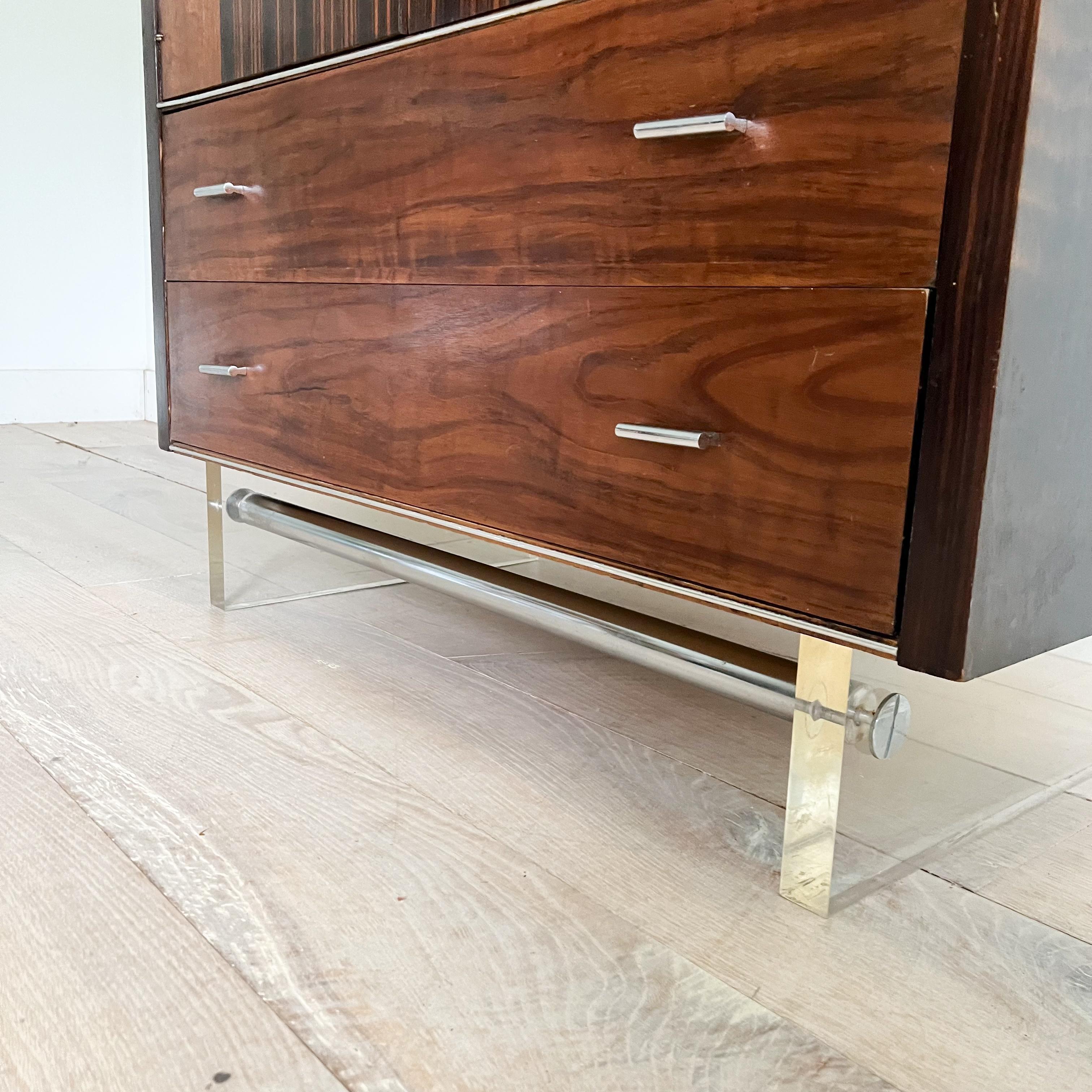 Rare commode de gentleman moderne du milieu du siècle dernier en bois de rose avec base en lucite par Modernage en vente 4