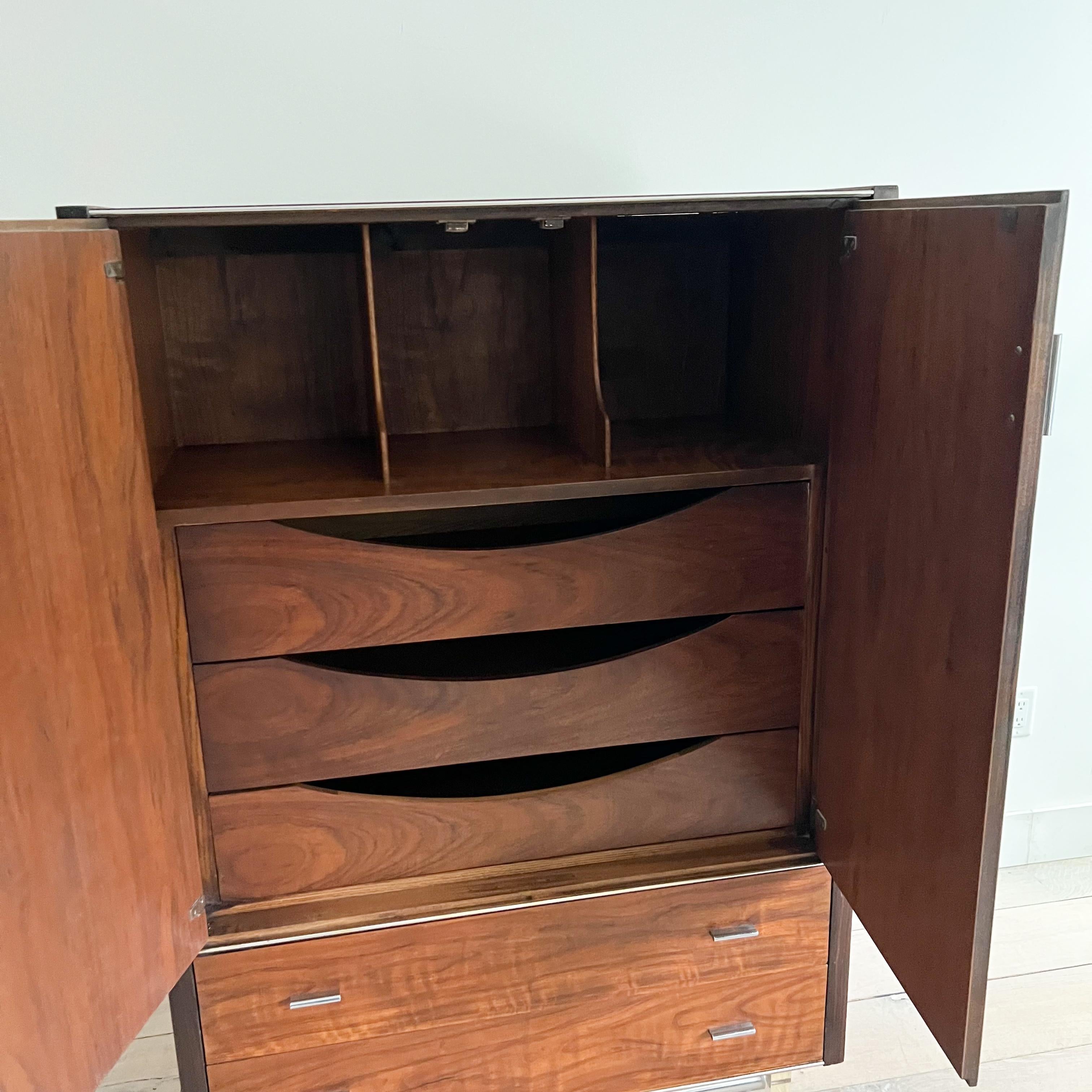 Rare commode de gentleman moderne du milieu du siècle dernier en bois de rose avec base en lucite par Modernage en vente 7