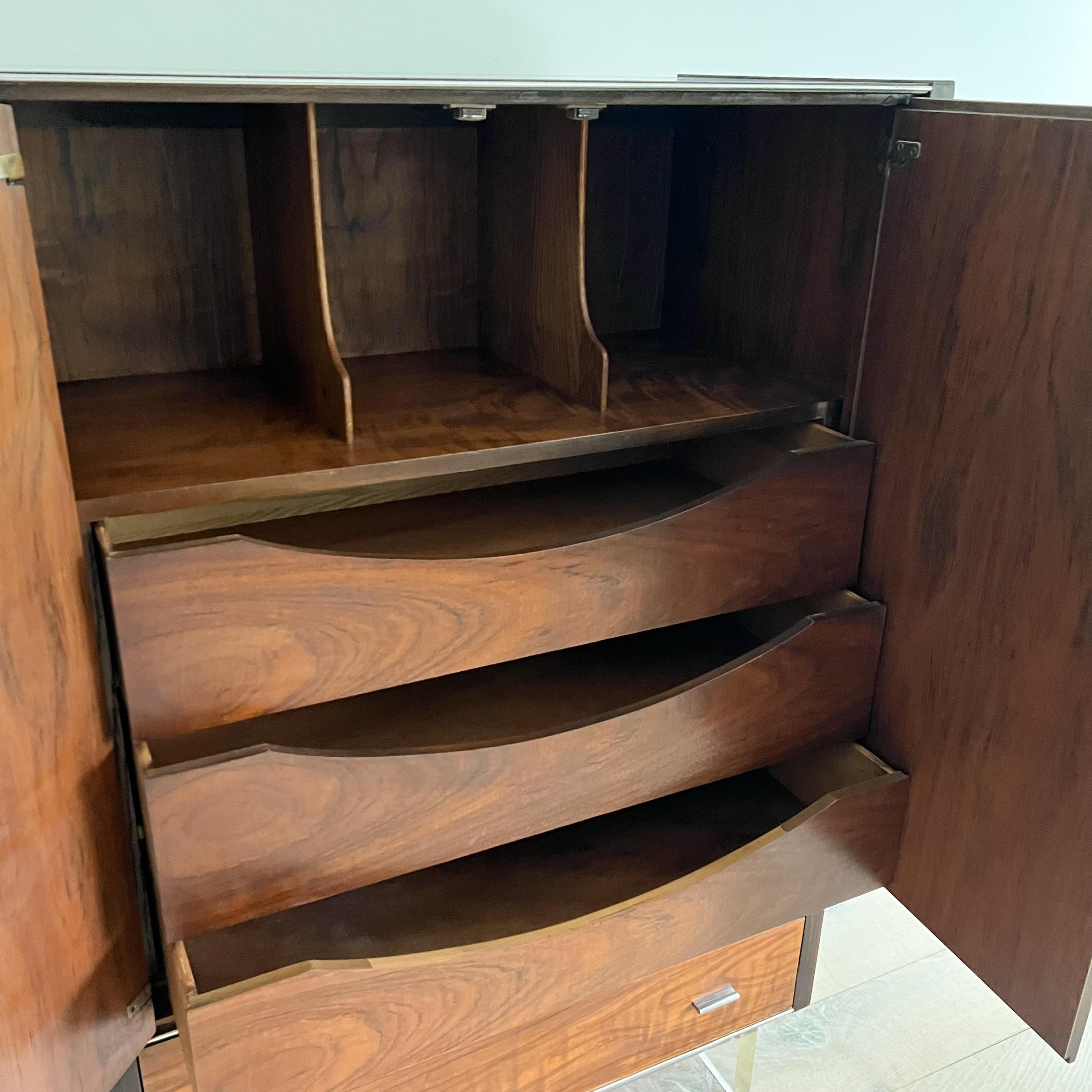 Rare commode de gentleman moderne du milieu du siècle dernier en bois de rose avec base en lucite par Modernage en vente 8