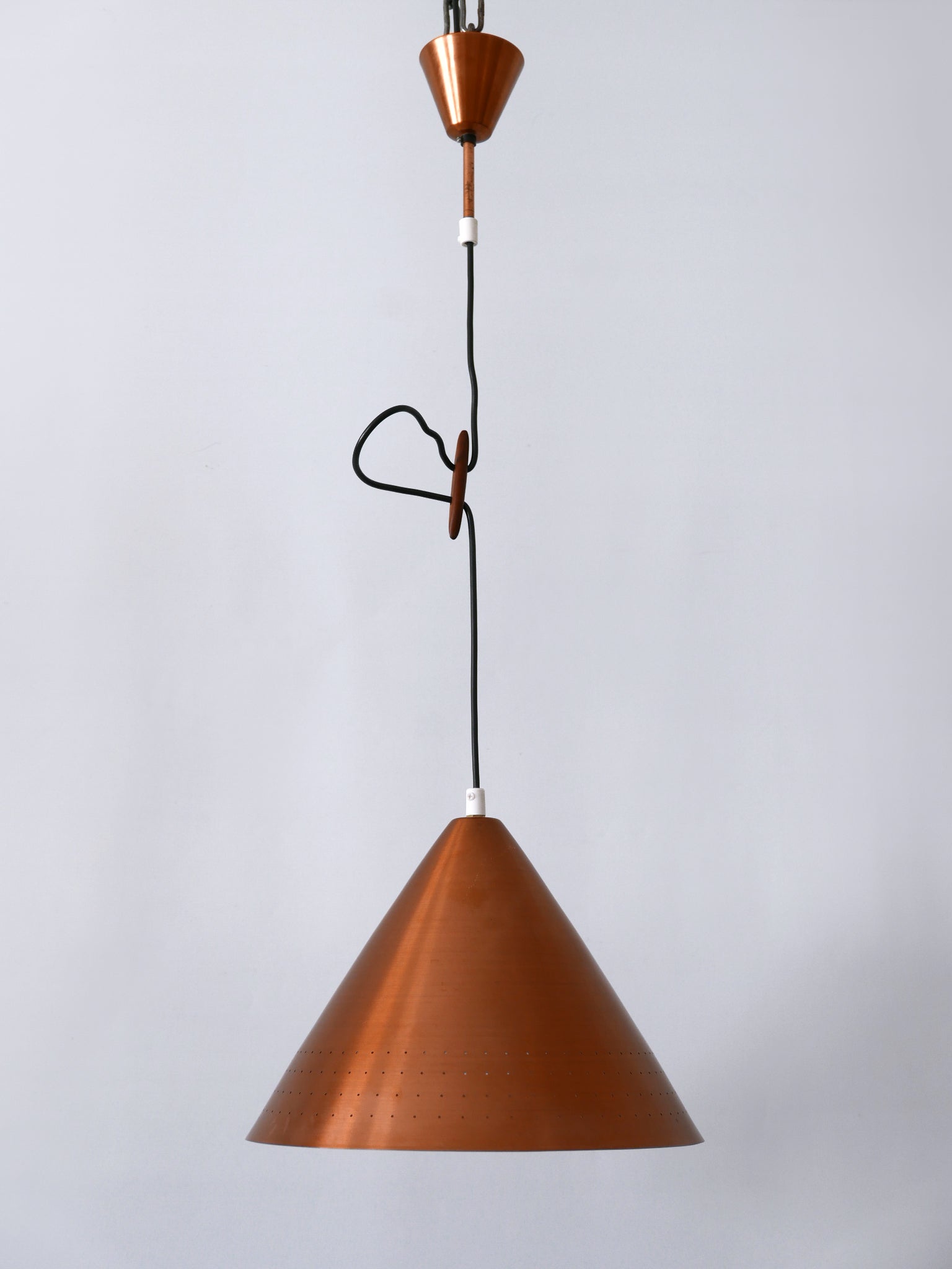 Rara, elegante e altamente decorativa lampada a sospensione in rame traforato del Mid-Century Modern. Progettato e prodotto probabilmente in Scandinavia negli anni '60.

Realizzata in lamiera di rame perforata, la lampada a sospensione necessita di