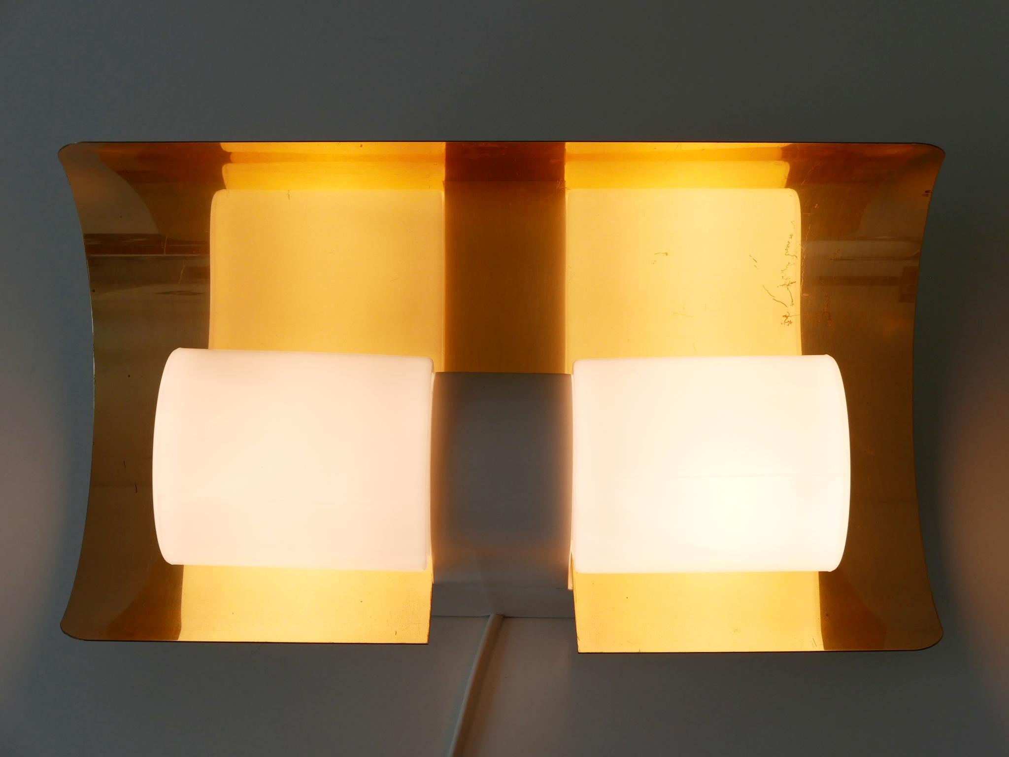Raro, elegante y muy decorativo aplique o aplique de pared de la modernidad de mediados de siglo. Diseñado por Hans-Agne Jakobsson para AB Markaryd, Suecia, década de 1950. Marcado con etiqueta de fabricante inversa.

Realizado en latón, cristal