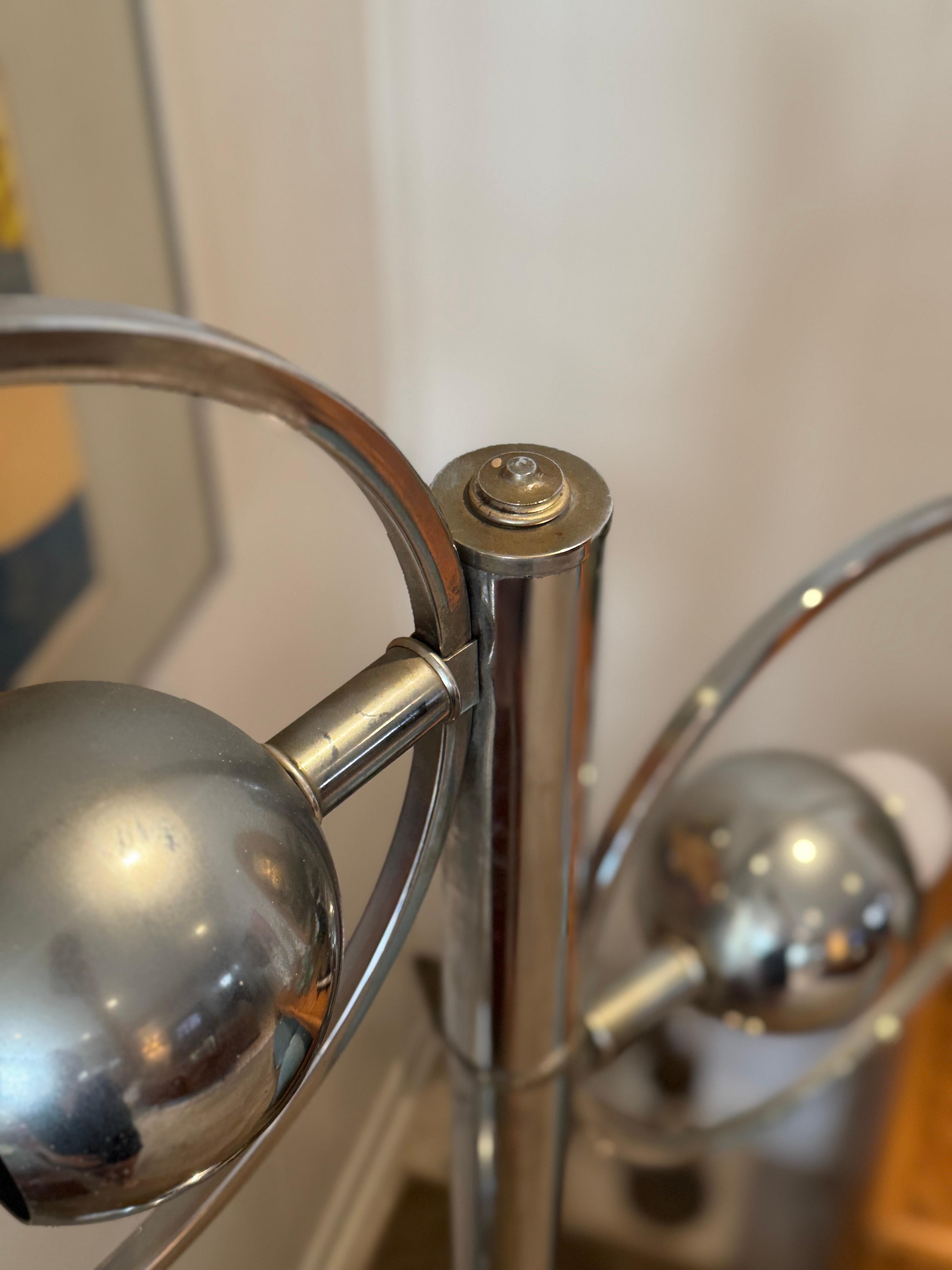 Rara lampada da terra cromata a forma di trio dell'era spaziale moderna di metà secolo, circa 1960 in vendita 2
