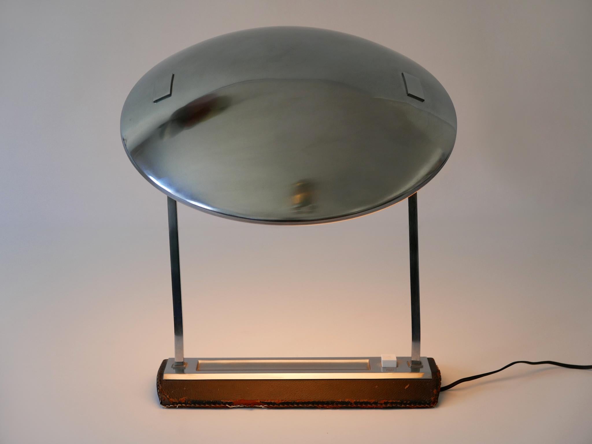 Extremely rare and elegant Mid-Century Modern desk light or table lamp. Model 8050. Adjustable diffusor. Designed by Stilnovo design team, Italy, 1962. Manufactured by Metalarte, Spain, 1960s. (Makers mark on the base).

Although the design of