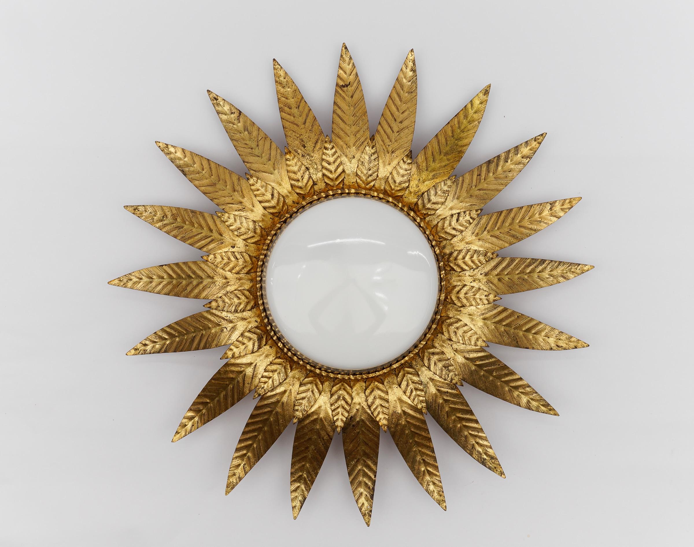 Seltene Mid-Century Modern Lampe mit Sonnenschliff aus Metall und Milchglas, 1960 Italien

Seltene und elegante Deckenlampe aus der Mitte des Jahrhunderts, 1960er Jahre. Ausgeführt in Metall.

Die Lampe ist mit 5 x E14 Edison Schraubbirnen