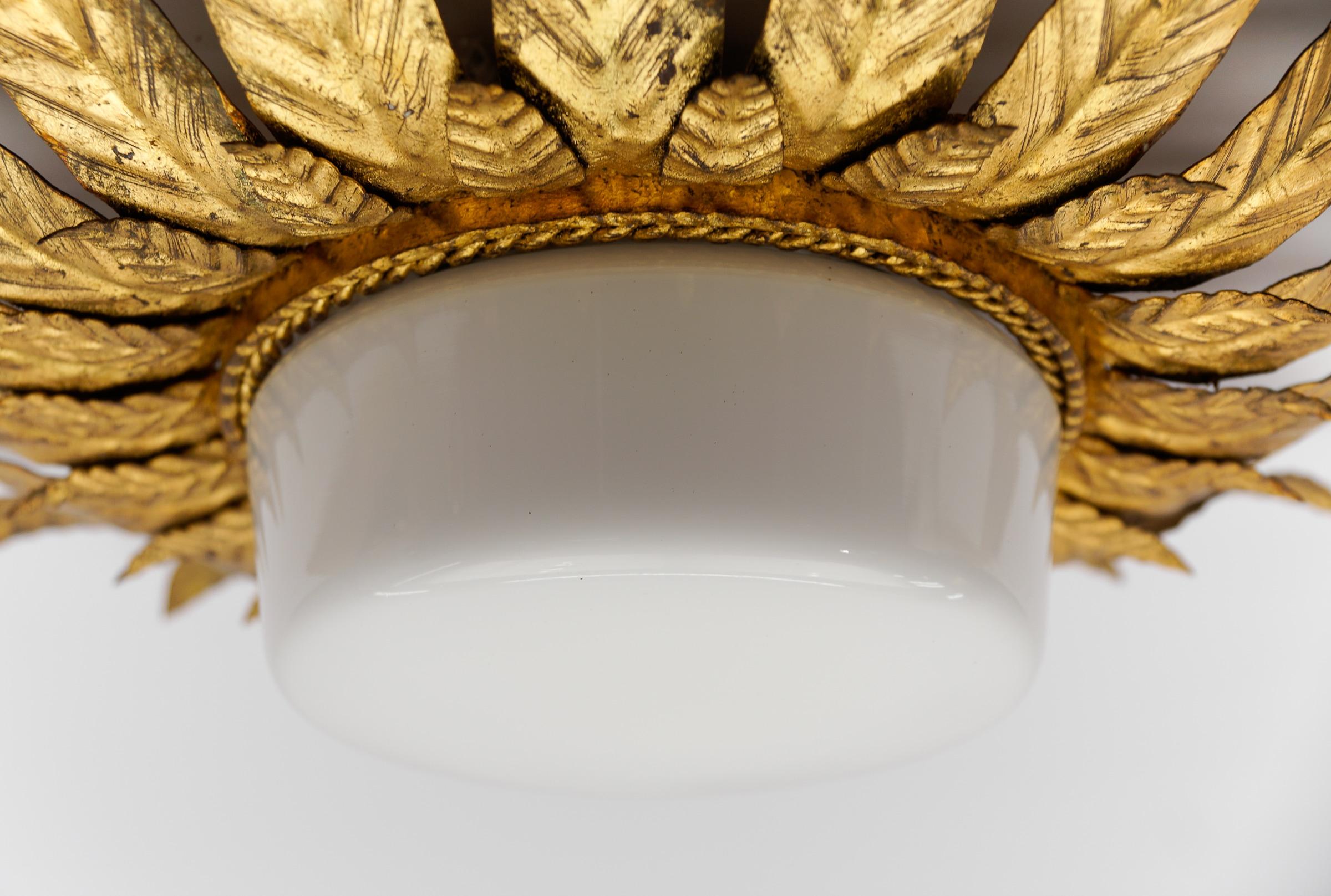 Seltene Mid-Century Modern Deckenleuchte aus Metall und Milchglas 1960 Italien im Angebot 1