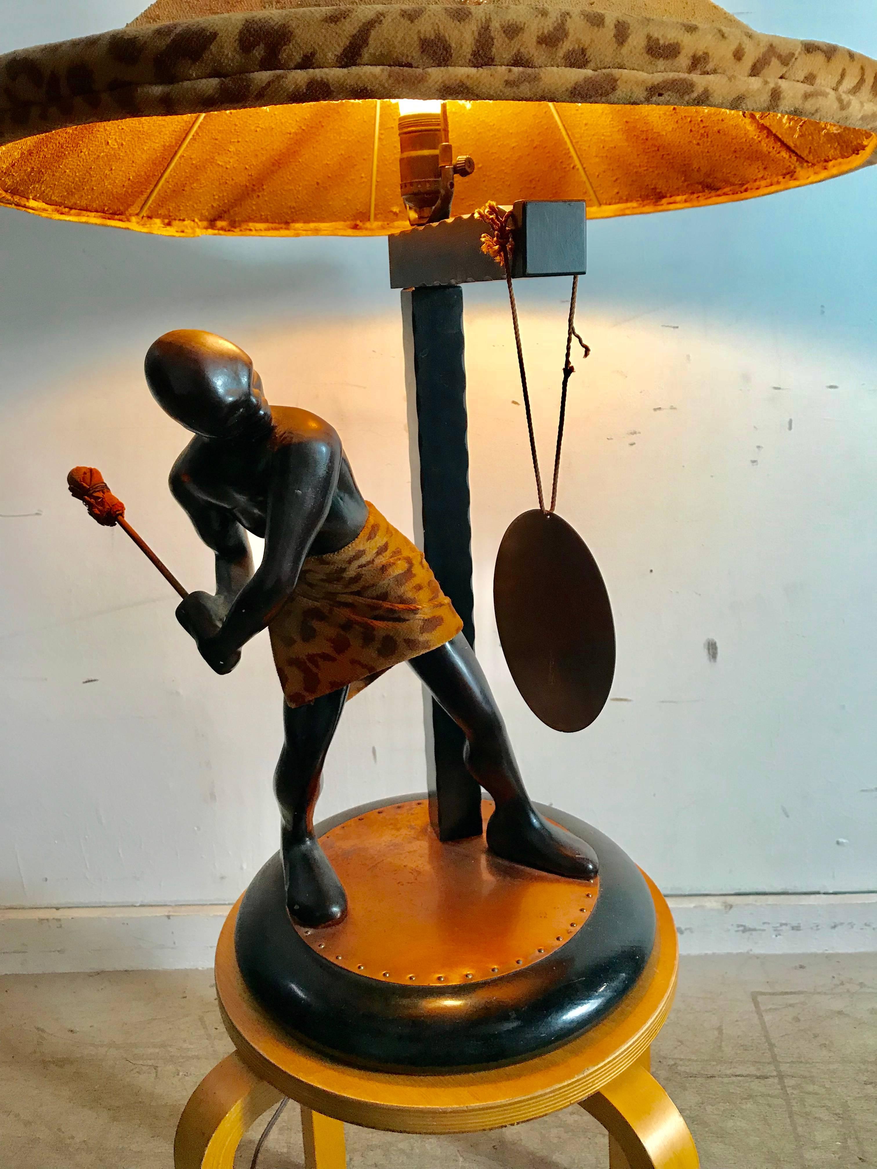 Américain Rare lampe de bureau moderne du milieu du siècle dernier, Nubian Man Hitting Gong, Moss Lamp Co en vente