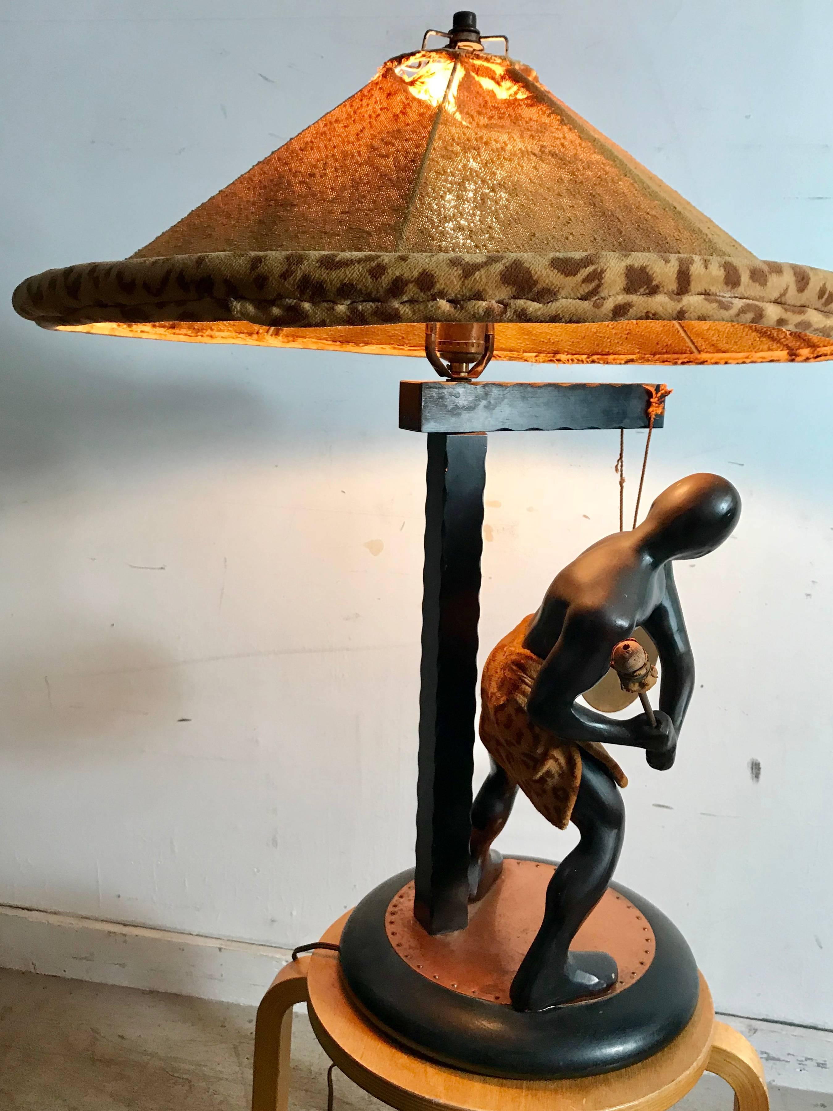 Rare lampe de bureau moderne du milieu du siècle dernier, Nubian Man Hitting Gong, Moss Lamp Co Bon état - En vente à Buffalo, NY