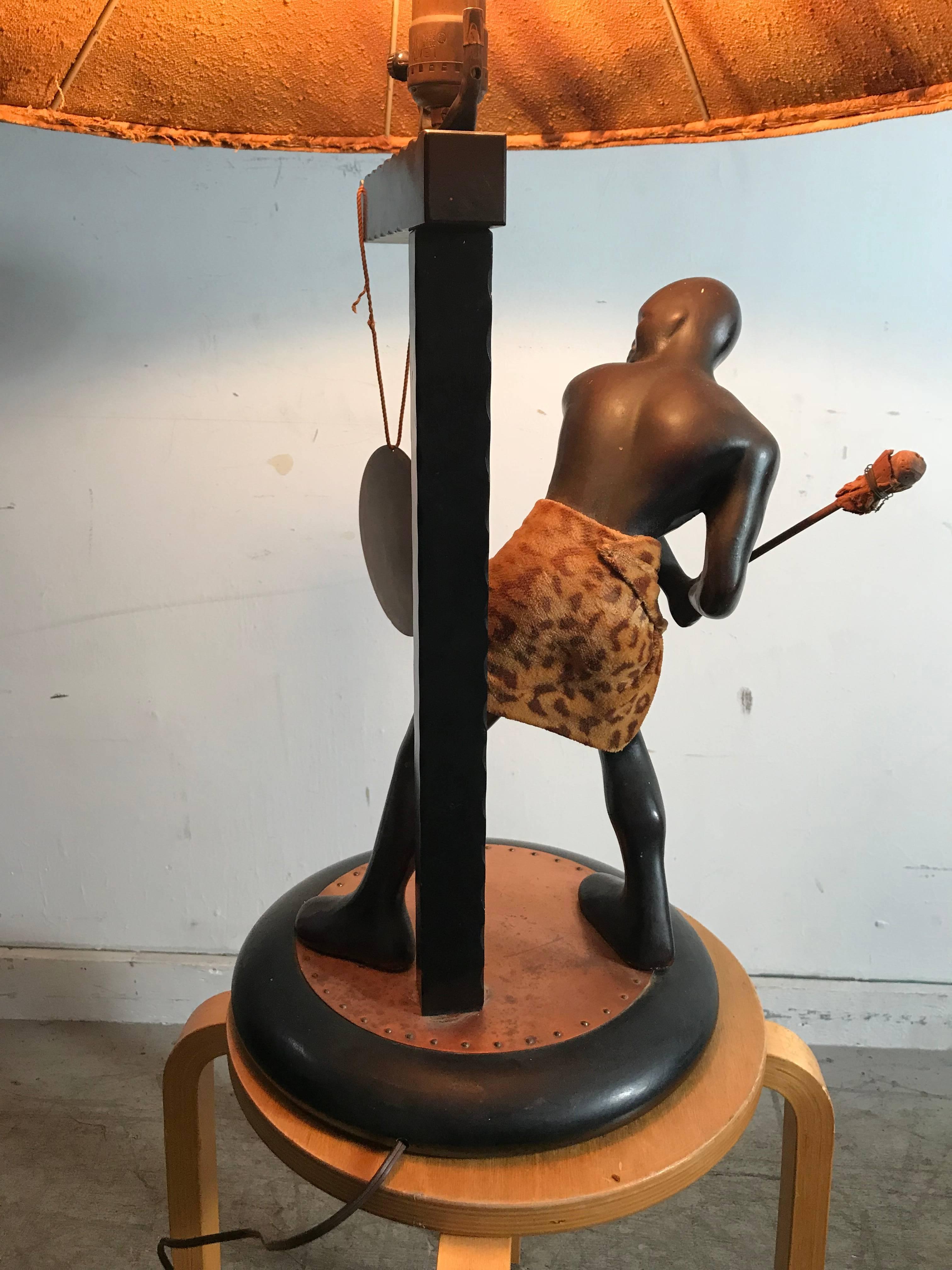 Rare lampe de bureau moderne du milieu du siècle dernier, Nubian Man Hitting Gong, Moss Lamp Co en vente 2