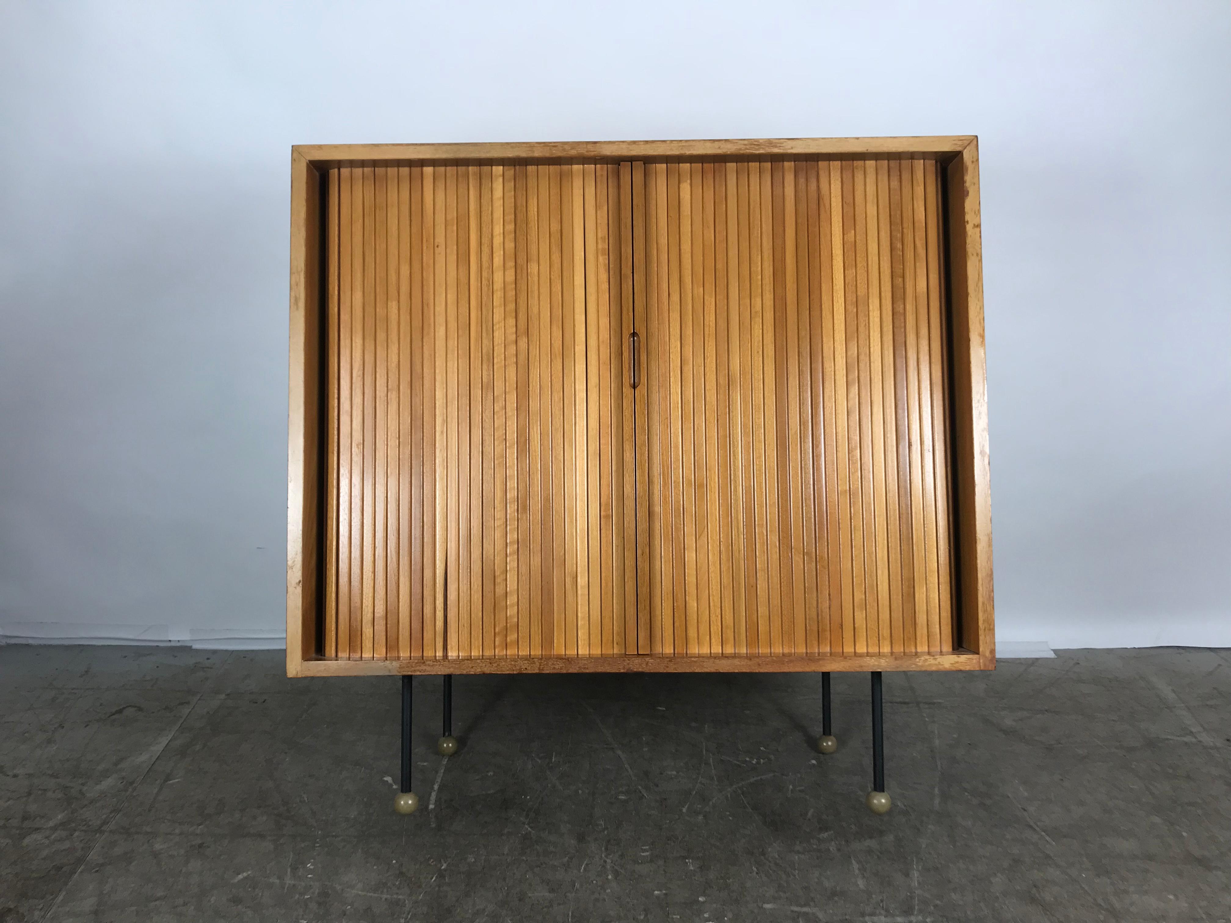 Rare meuble de rangement à portes tambour moderne de style mi-siècle moderne par Greta Grossman en vente 3
