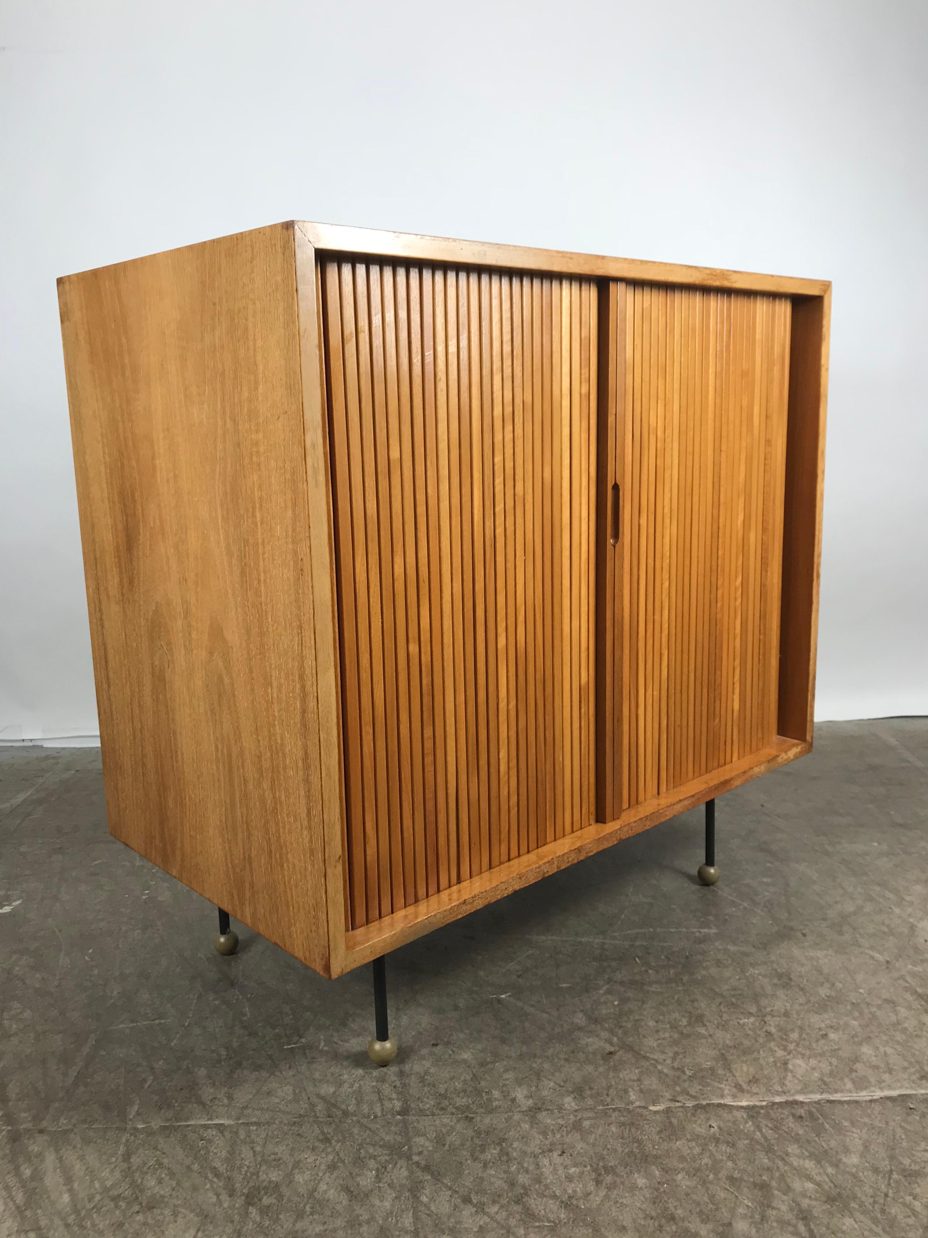 Fer Rare meuble de rangement à portes tambour moderne de style mi-siècle moderne par Greta Grossman en vente