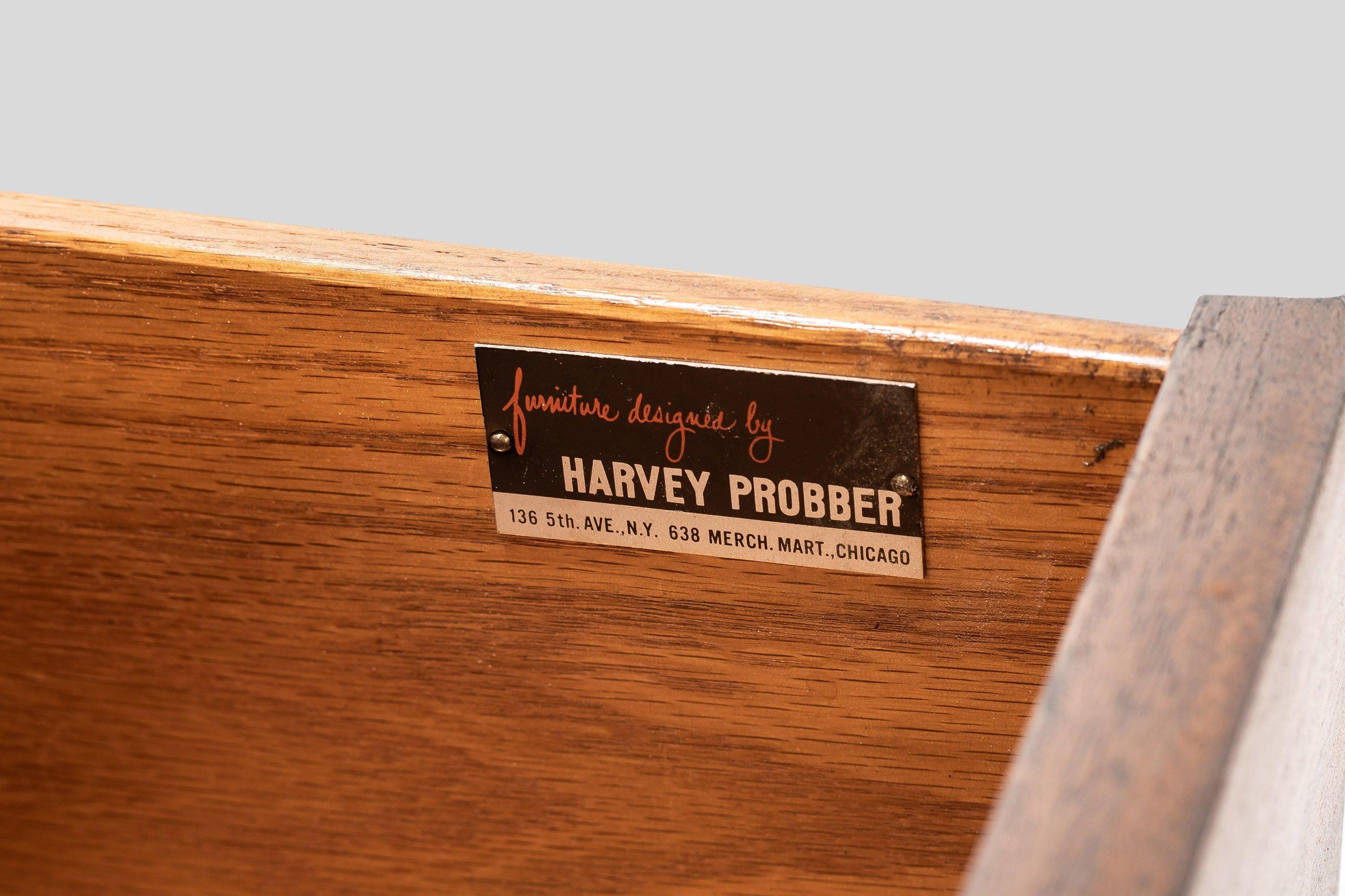 Diese von Harvey Probber entworfene, perfekt minimalistische Kommode mit drei Schubladen ist gleichermaßen funktional und ästhetisch ansprechend. Sie ist eine ideale Wahl für Sammler von Stücken der frühen amerikanischen Moderne. Diese