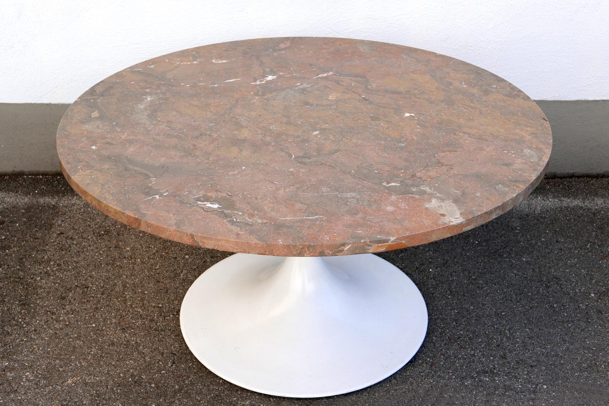 Amazing, elegant and rare Mid-Century Modern tulip base coffee table or sofa table. Designed and manufactured by Honsel, Germany, 1960s. Makers label at the bottom of the base.

Executed in marble and white enameled cast aluminium.

Dimensions: