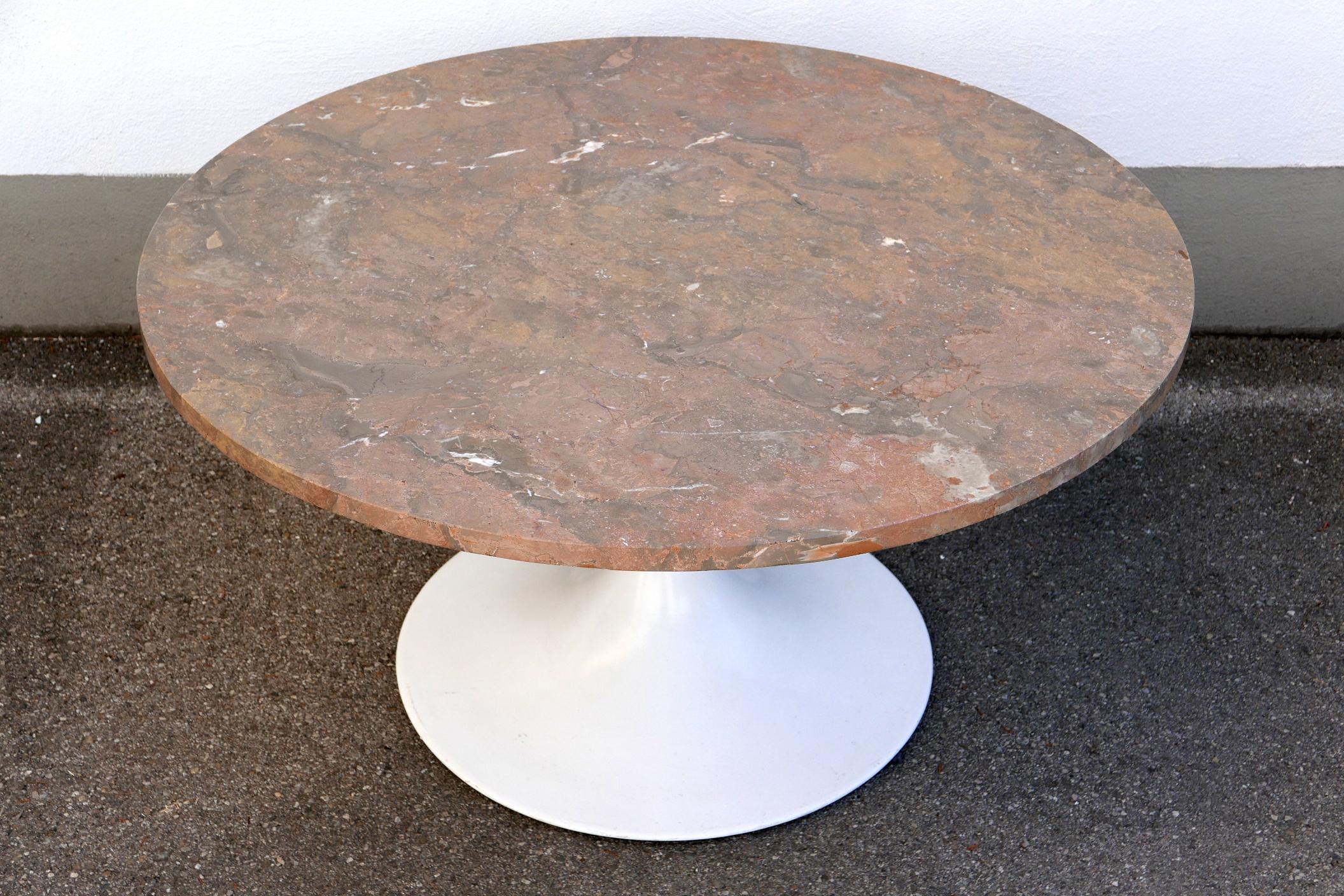 Mid-Century moderno Raro tavolino da caffè in marmo con base a tulipano della modernità di metà secolo di Honsel, Germania, anni '60 in vendita