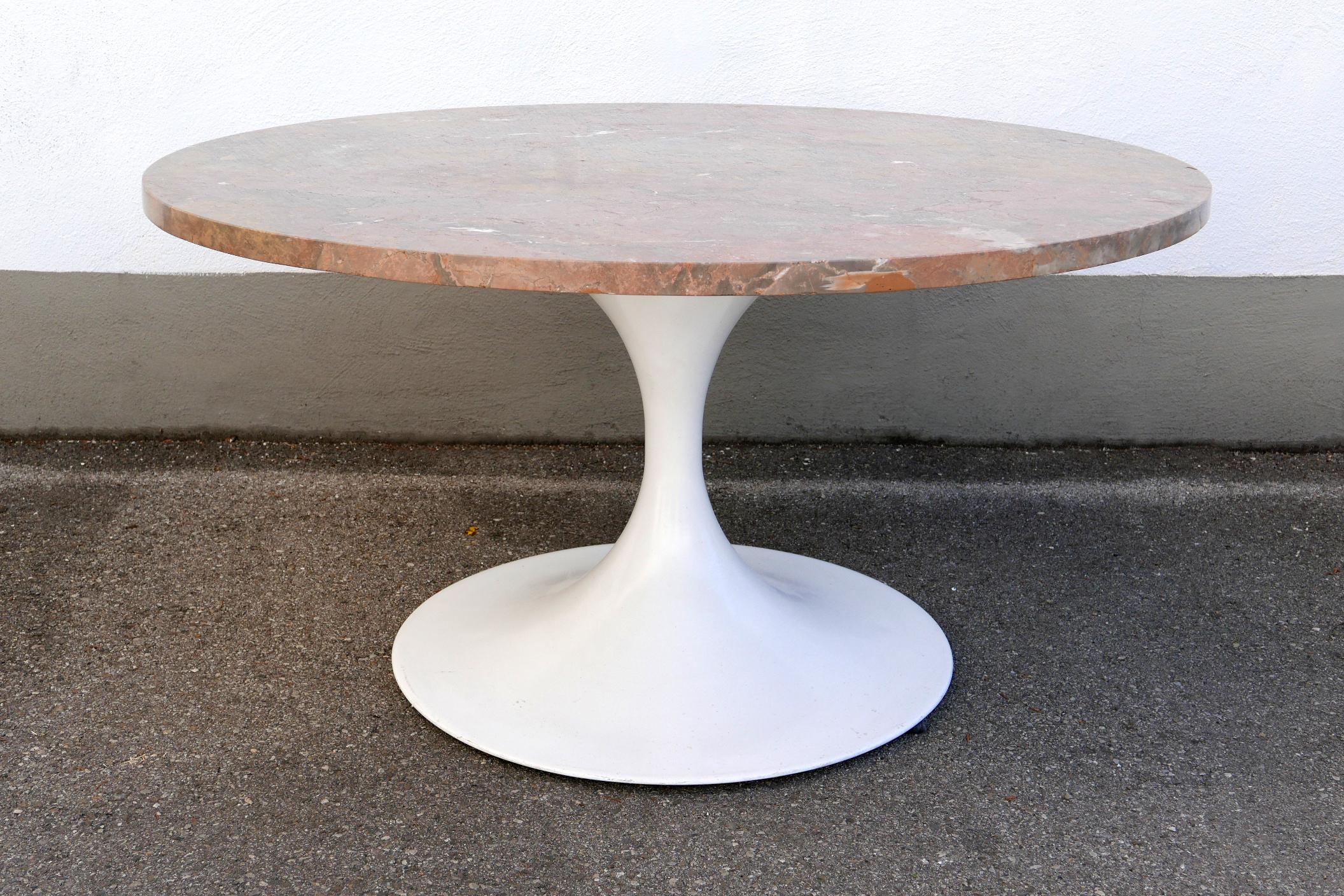 Raro tavolino da caffè in marmo con base a tulipano della modernità di metà secolo di Honsel, Germania, anni '60 In condizioni buone in vendita a Munich, DE