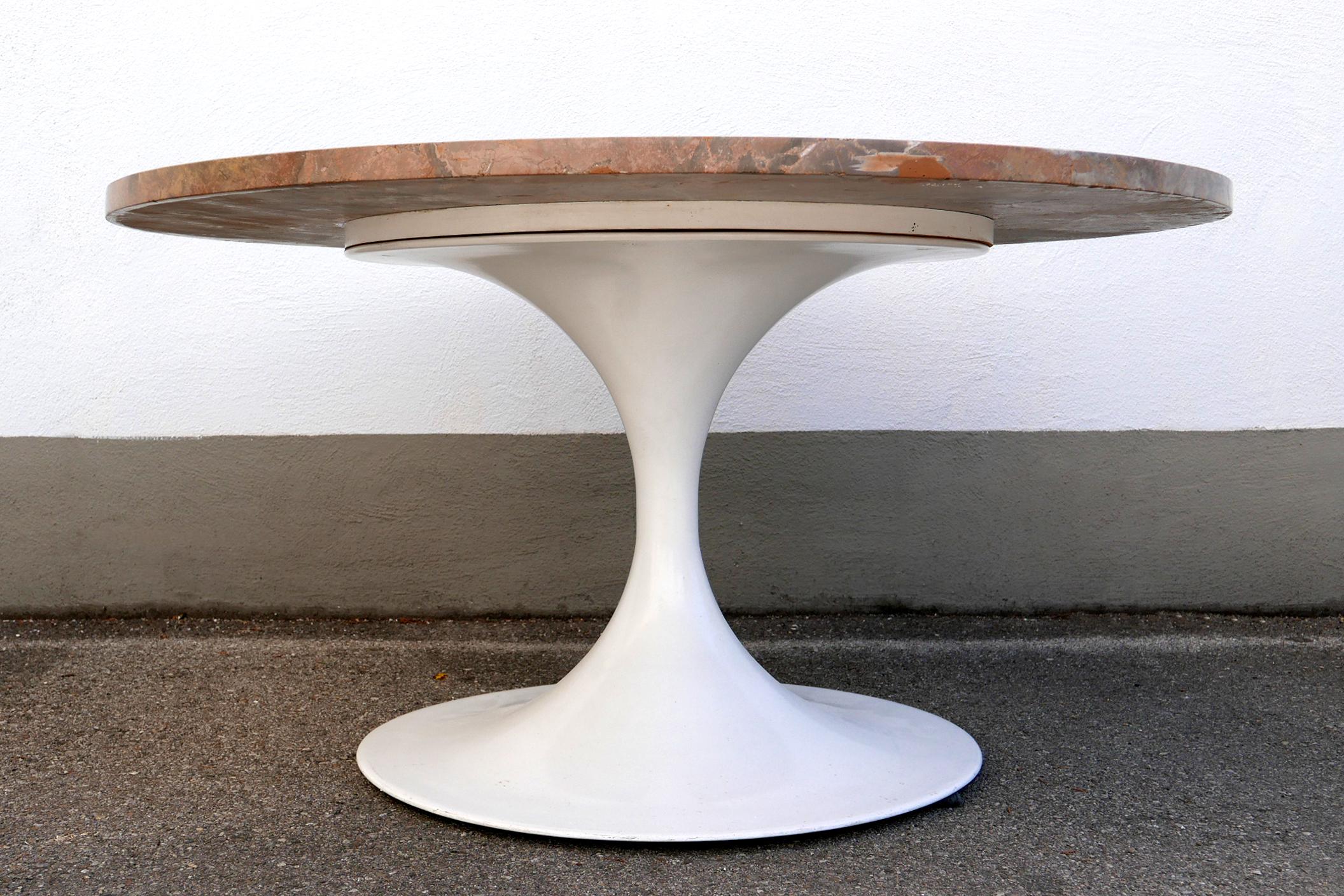 Raro tavolino da caffè in marmo con base a tulipano della modernità di metà secolo di Honsel, Germania, anni '60 in vendita 1