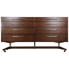Raro comò in legno di noce della metà del secolo scorso di Edward Wormley per Dunbar, 1950 ca.