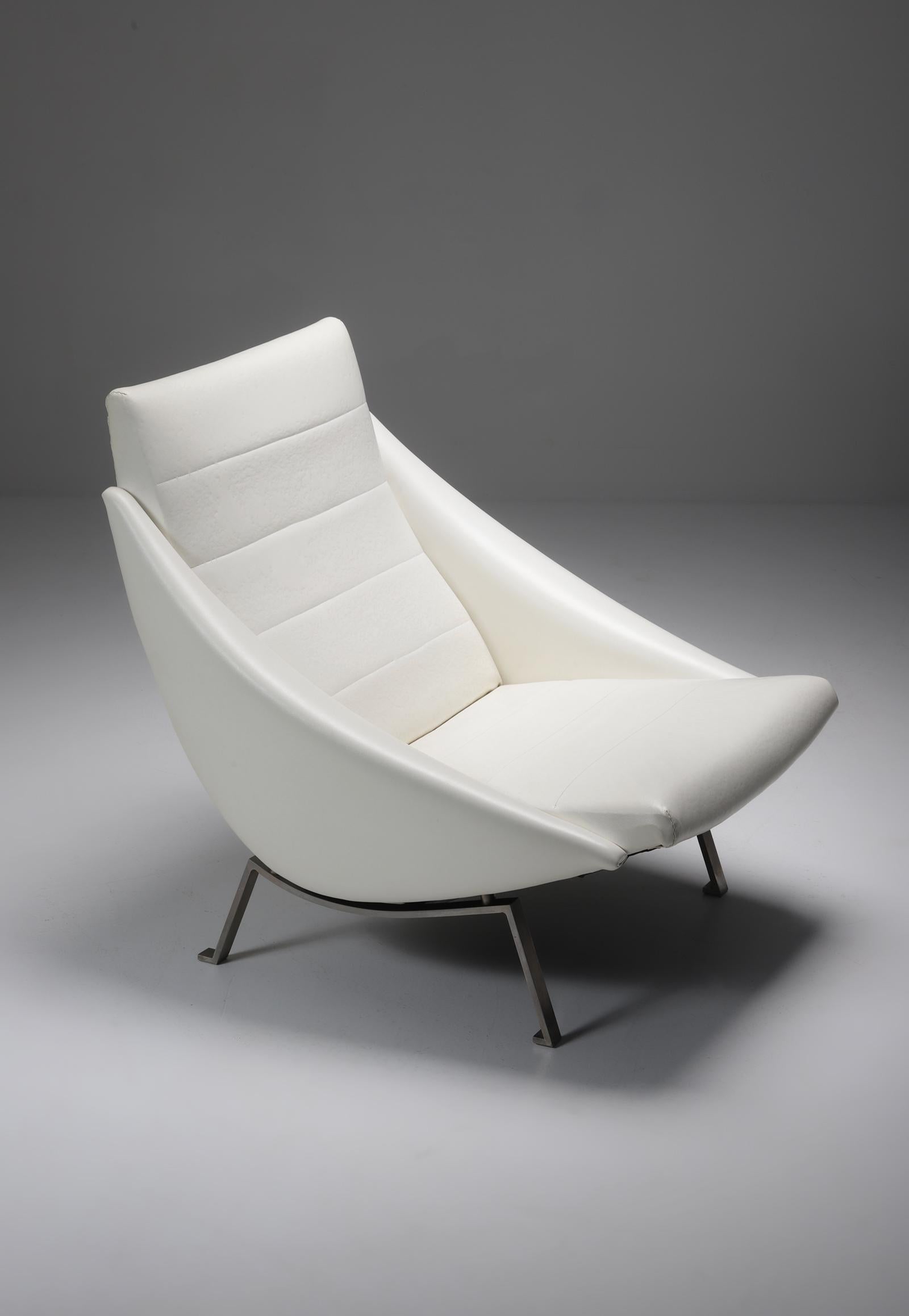 Rare Mid-Century Modernist Lounge Chair in White Original Viny 1950 In Good Condition For Sale In Antwerpen, Antwerp